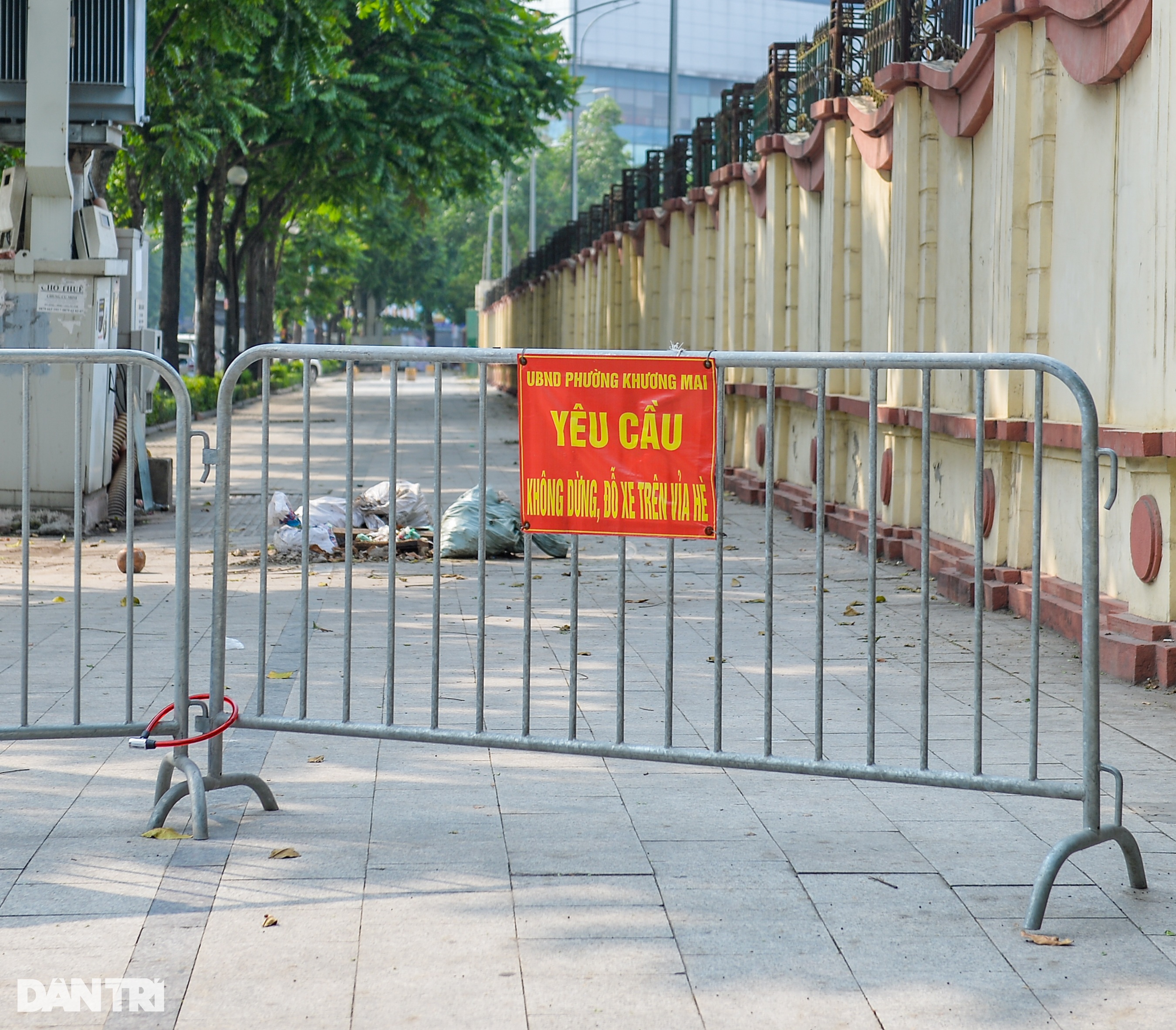 Hà Nội: Lắp hàng loạt trụ đá trên vỉa hè để ngăn chặn ô tô dừng, đỗ - 9