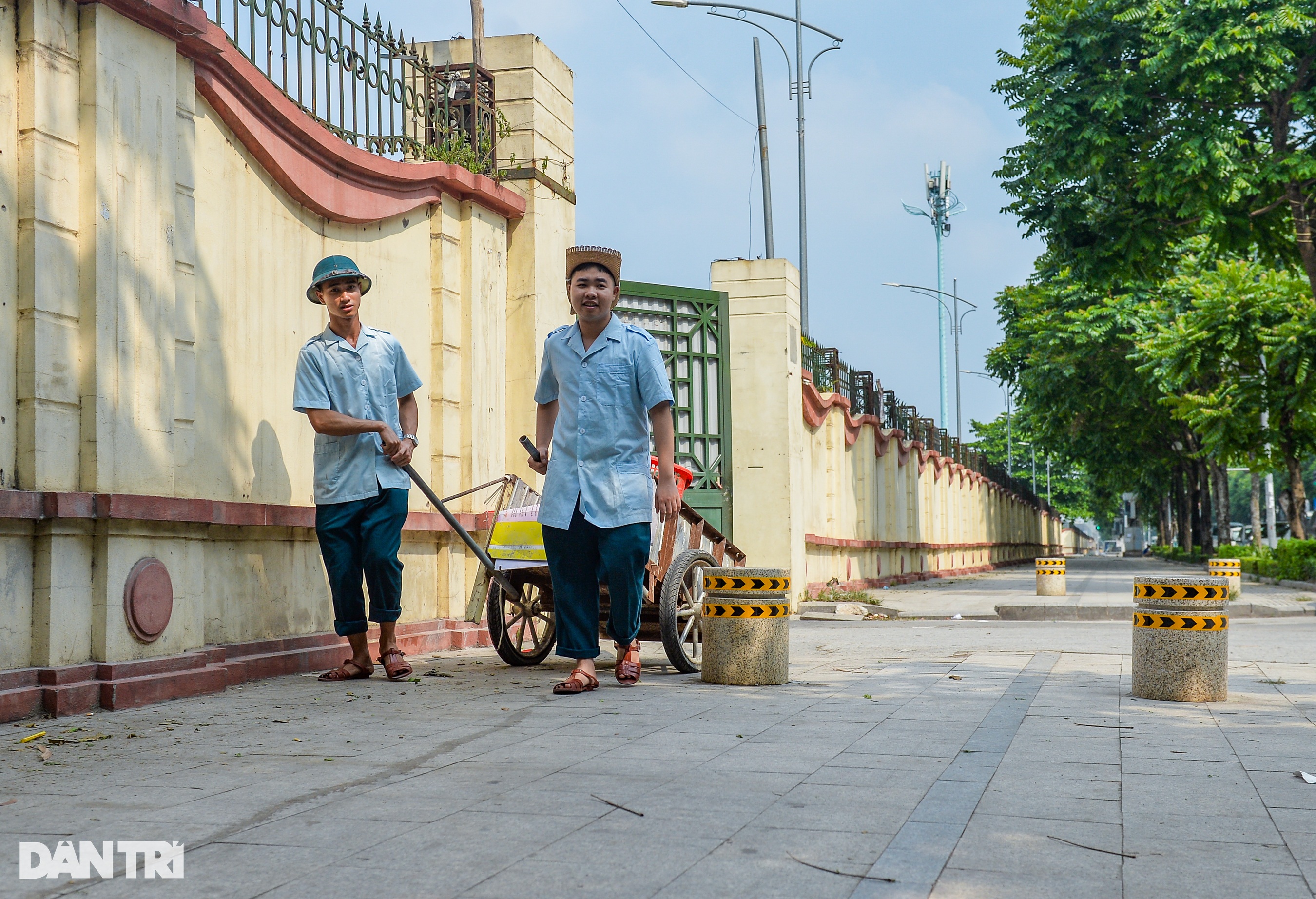 Hà Nội: Lắp hàng loạt trụ đá trên vỉa hè để ngăn chặn ô tô dừng, đỗ - 3