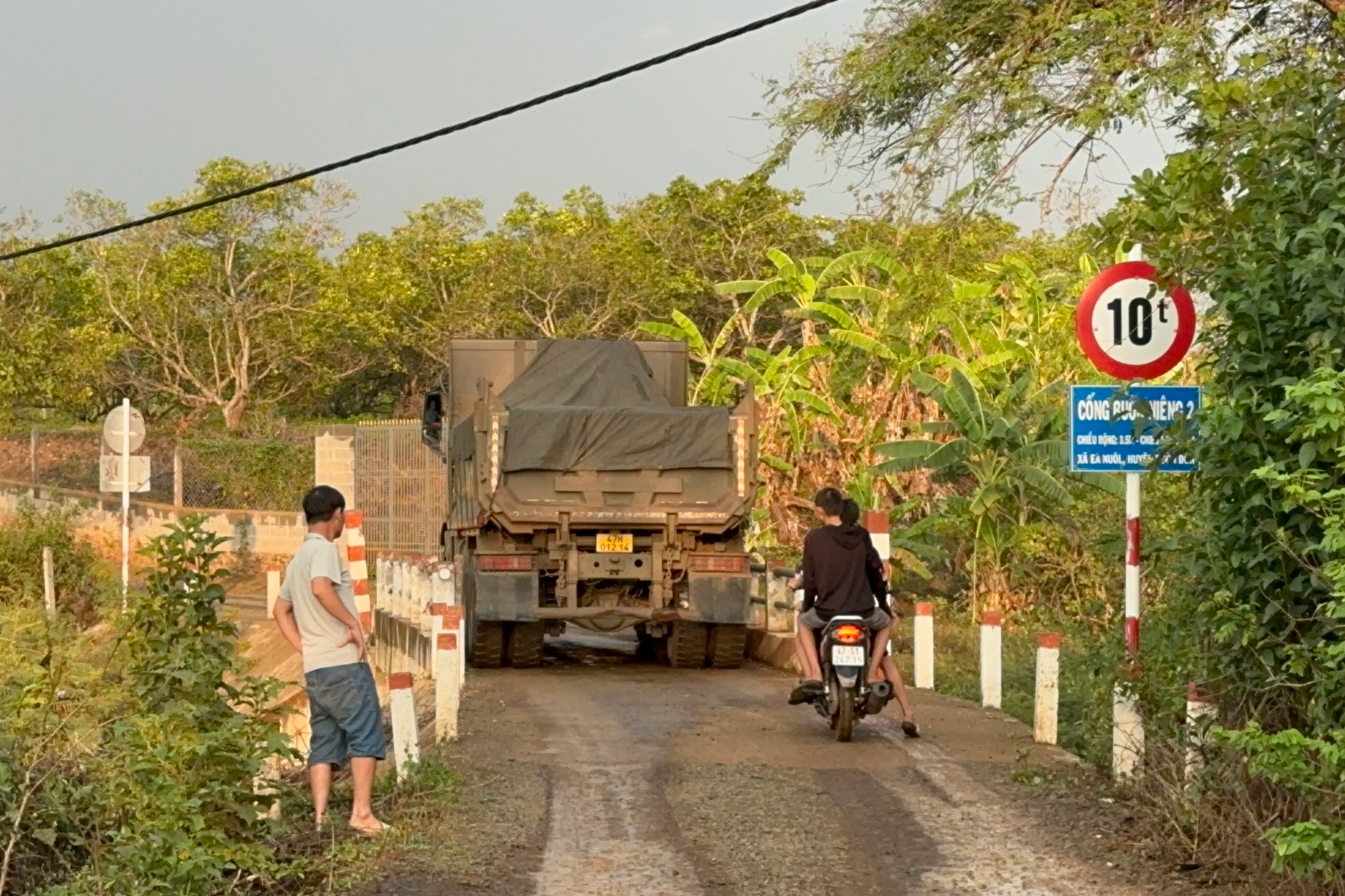 Đắk Lắk vào cuộc vụ xã bật đèn xanh cho xe quá tải qua cầu dân sinh - 1