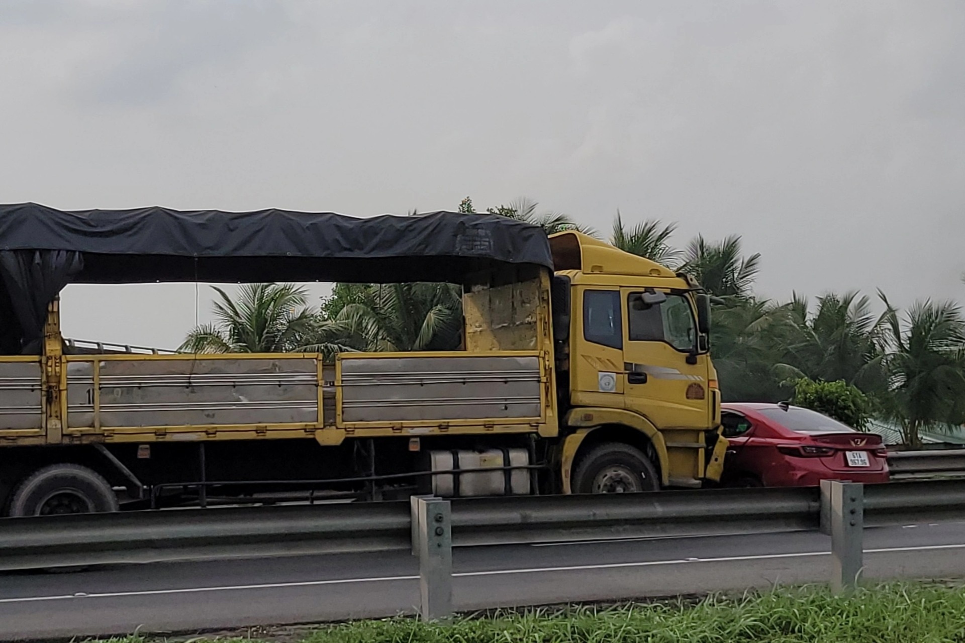 Kẹt xe kéo dài trên cao tốc TPHCM - Trung Lương sau vụ tai nạn giao thông - 2