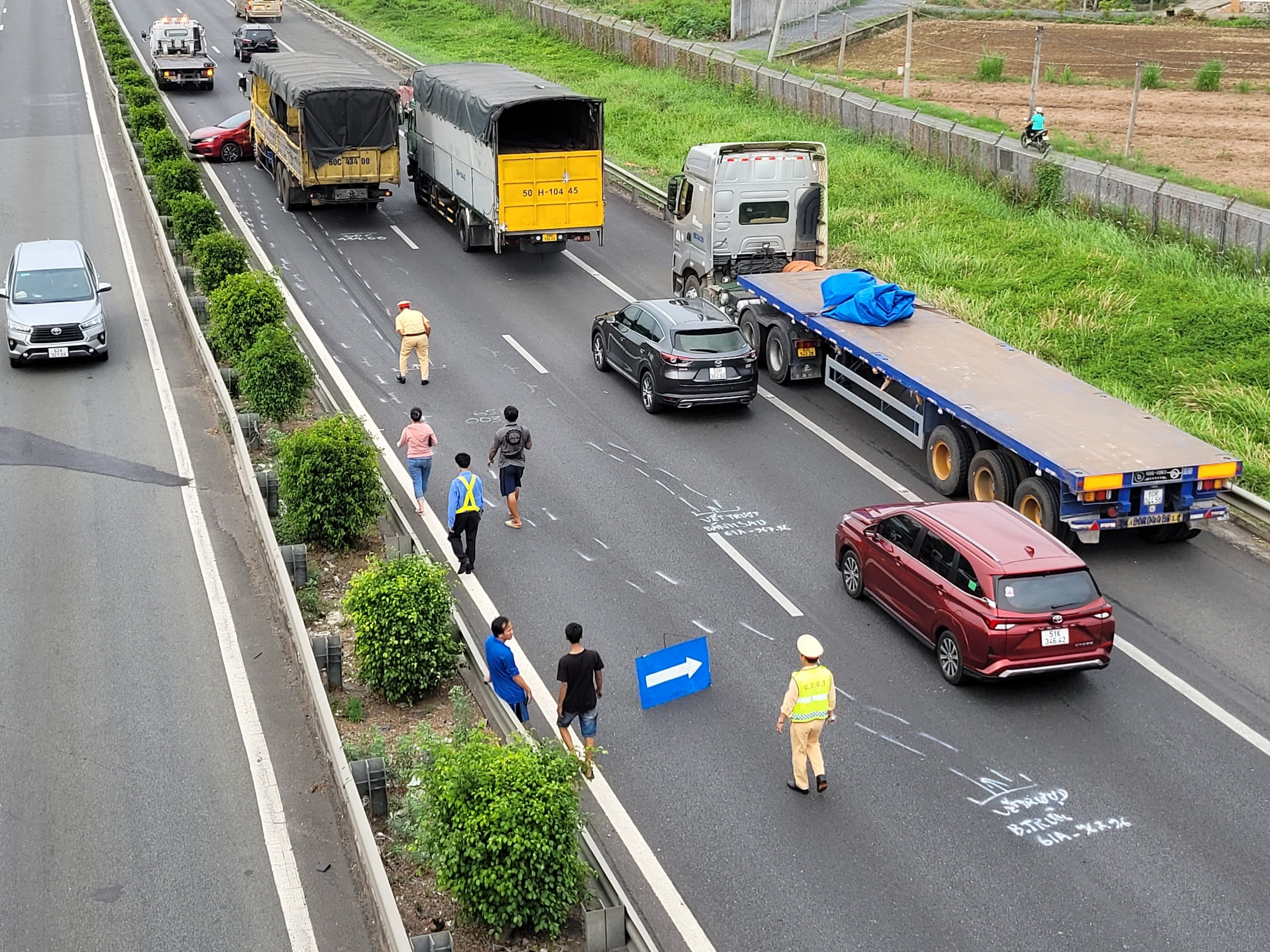 Kẹt xe kéo dài trên cao tốc TPHCM - Trung Lương sau vụ tai nạn giao thông - 1