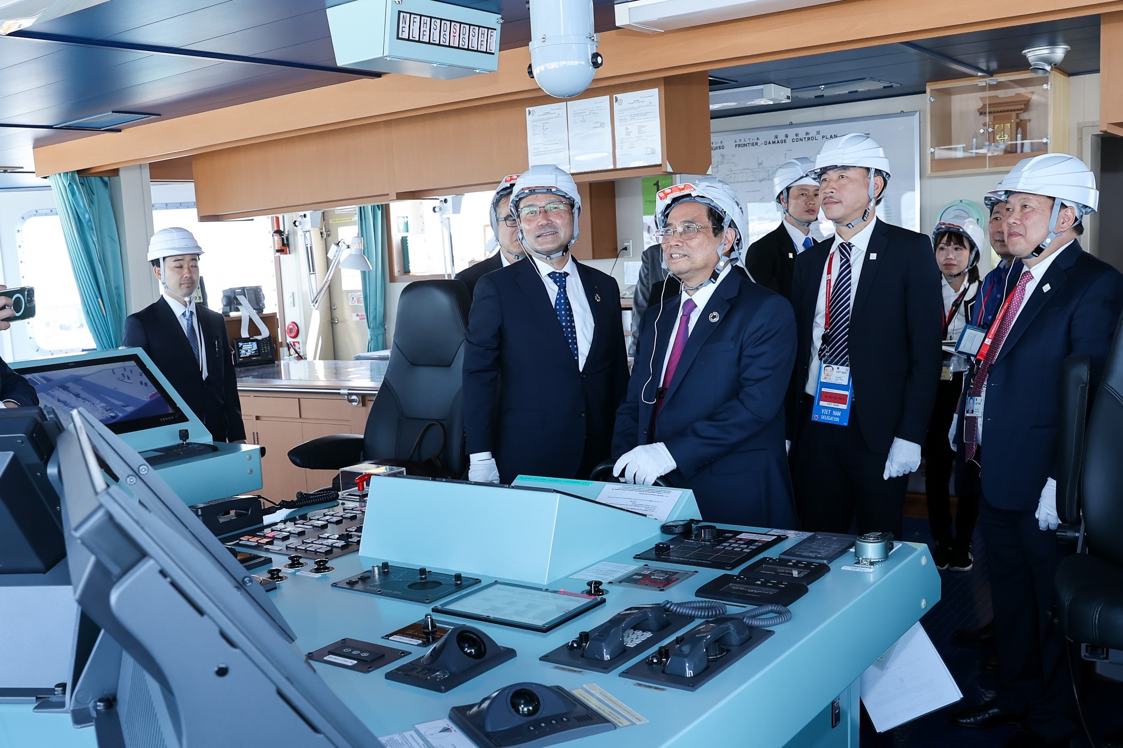 Thủ tướng trải nghiệm lái tàu chở hydro lỏng duy nhất trên thế giới - 6