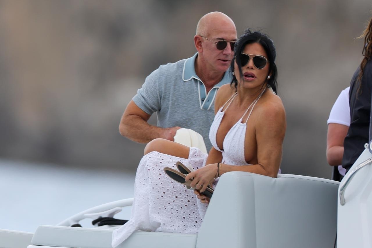 Tỷ phú Jeff Bezos và bạn gái tình cảm như phim trên siêu du thuyền - 8