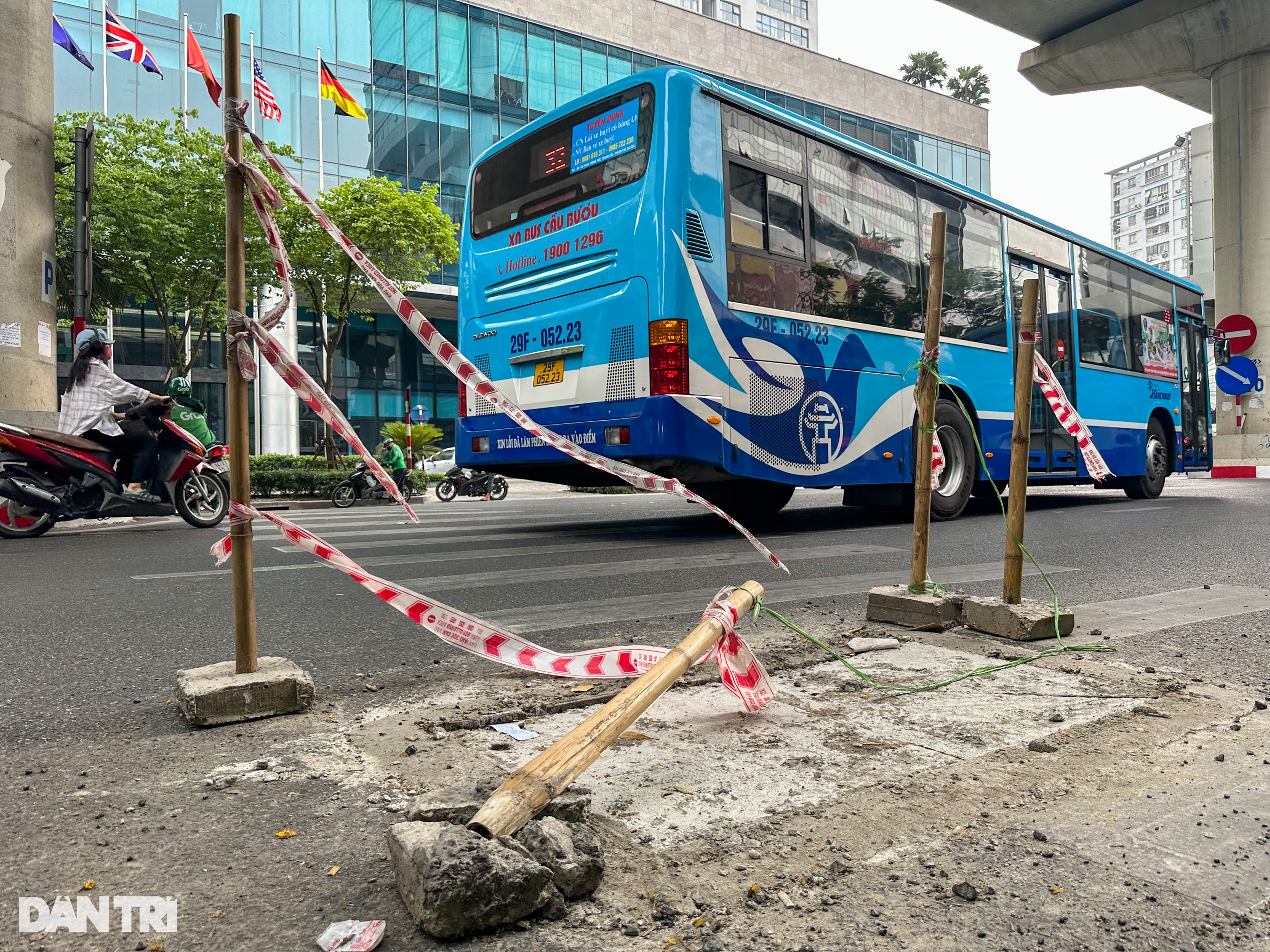 Bác thông tin đục đường Cầu Giấy để làm nắp cống - 1