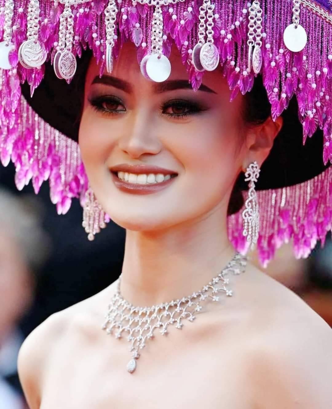 Hoa hậu Lào rạng rỡ diện váy đậm chất dân tộc trên thảm đỏ Cannes - 2