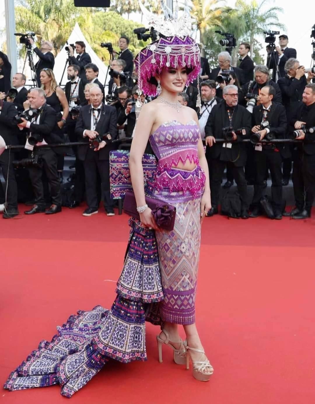 Hoa hậu Lào rạng rỡ diện váy đậm chất dân tộc trên thảm đỏ Cannes - 3