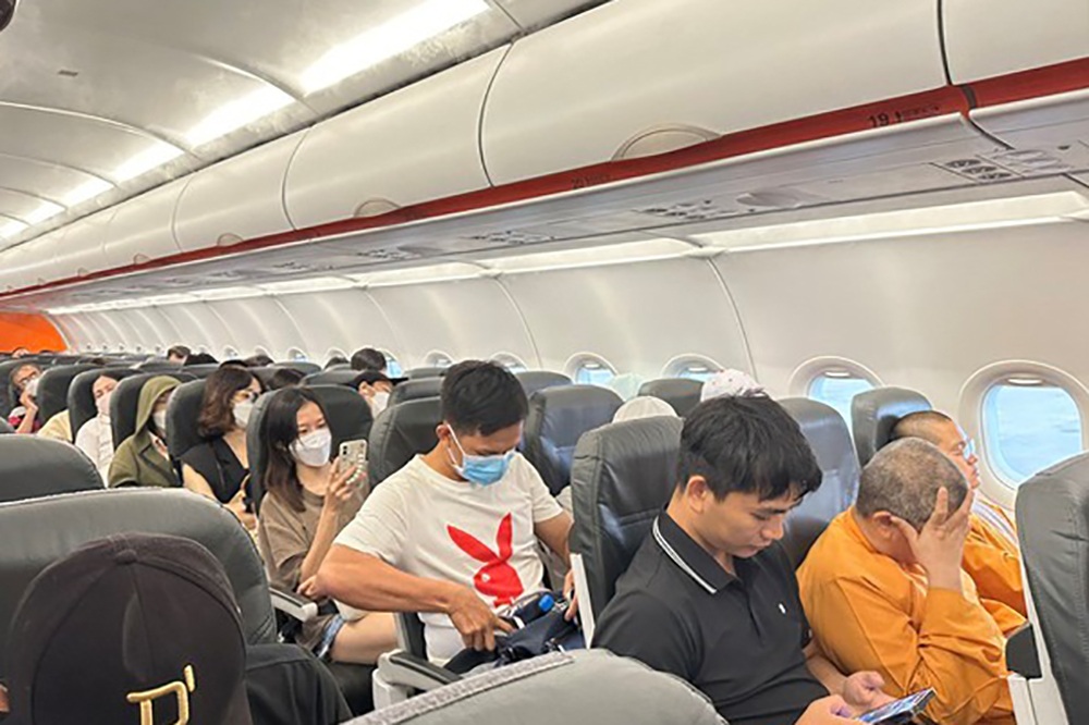 Nhiều chuyến bay từ Tân Sơn Nhất bị chậm khi bước vào mùa mưa - 1
