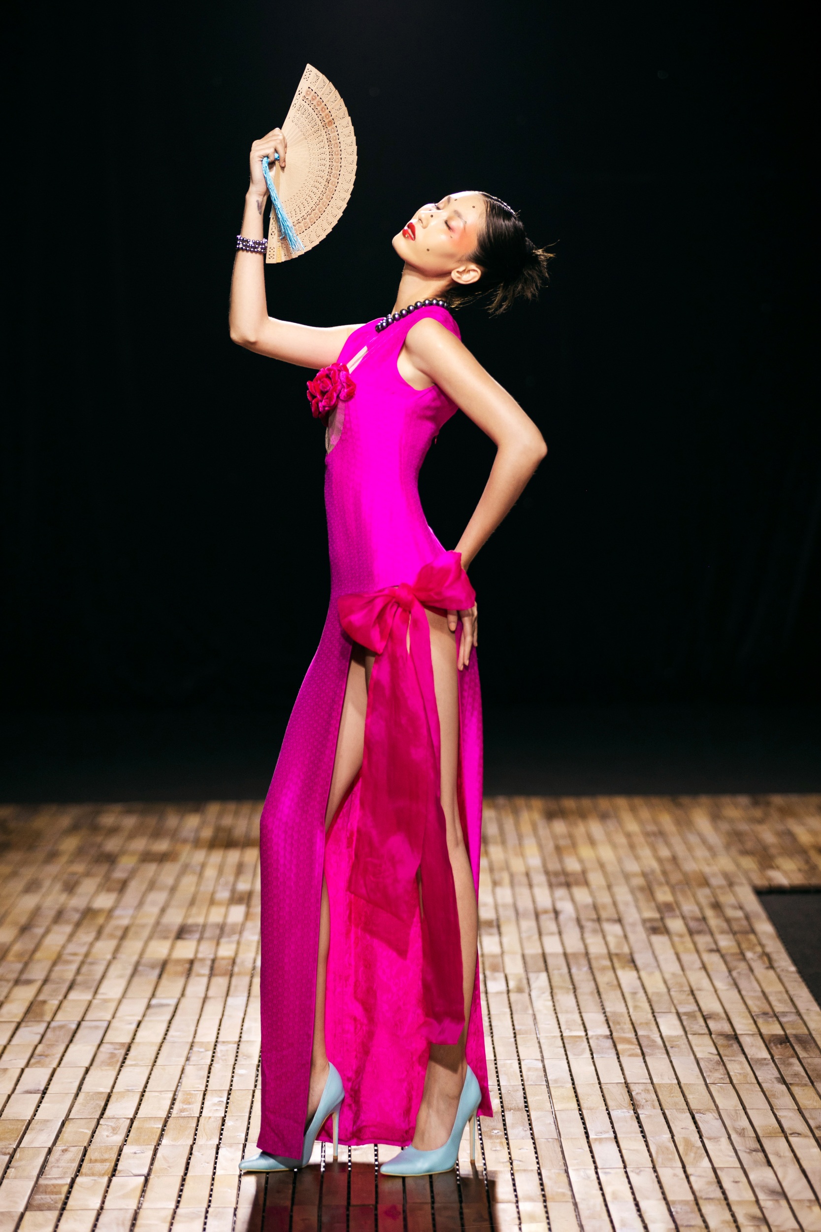 Búp bê sống Bé Quyên diện váy độc lạ, xuất hiện ấn tượng trên sàn catwalk - 3