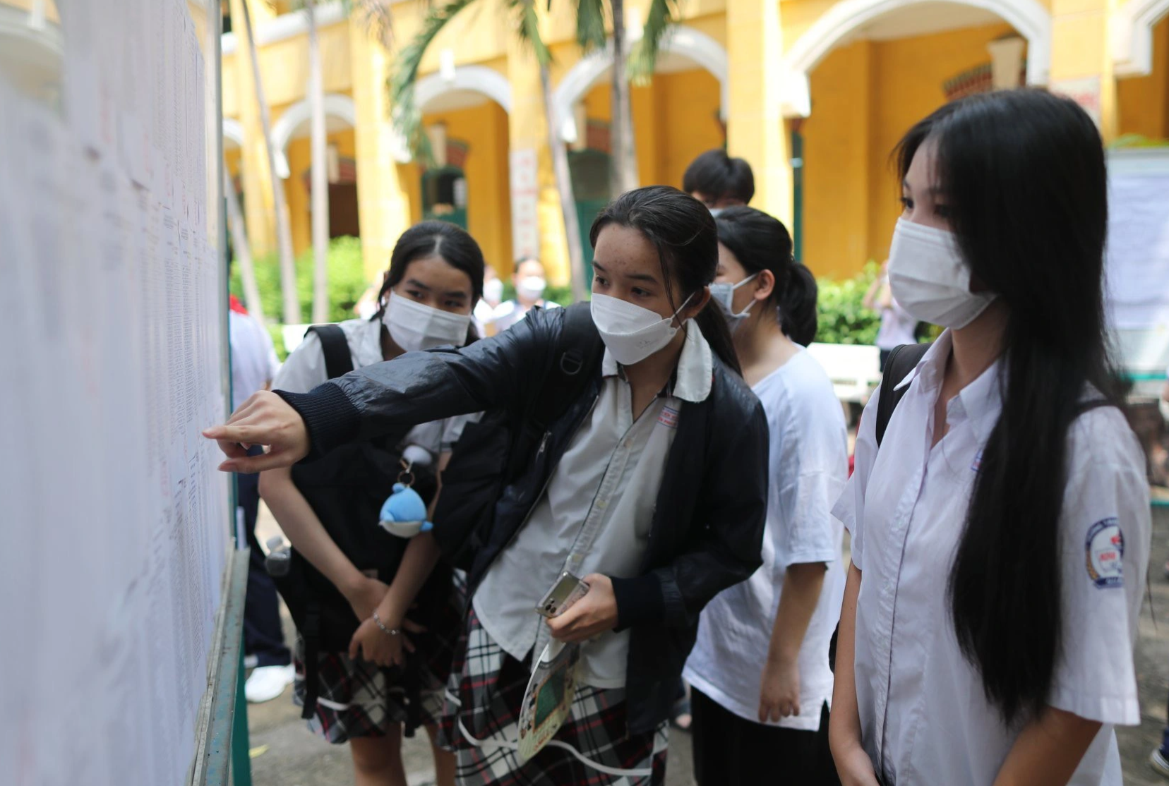 Kỳ lạ chương trình học ngày càng khó, học sinh lại toàn điểm 9, 10 - 3