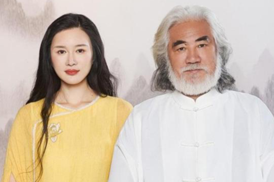 Hôn nhân chênh 31 tuổi của đạo diễn Trương Kỷ Trung và người vợ xinh đẹp