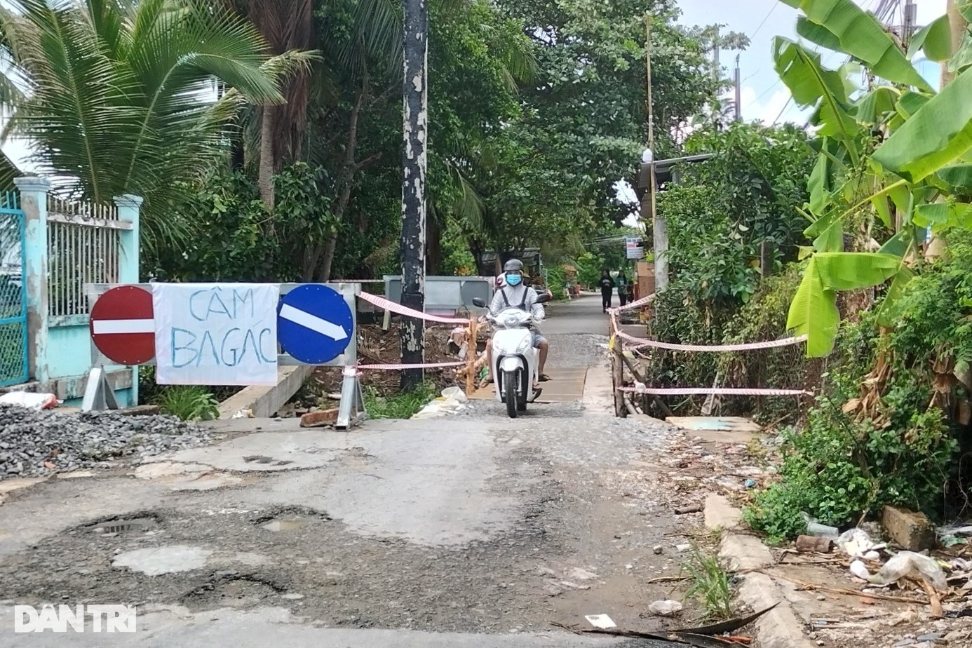 Cầu dài 9m xây mãi không xong, dân tự bỏ tiền làm cầu tạm - 2 Cầu dài 9m xây mãi không xong, dân tự bỏ tiền làm cầu tạm - 2