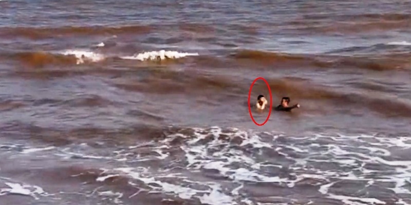 Cứu 2 thanh niên bị sóng cuốn trôi khi tắm biển ở Nam Định - 1