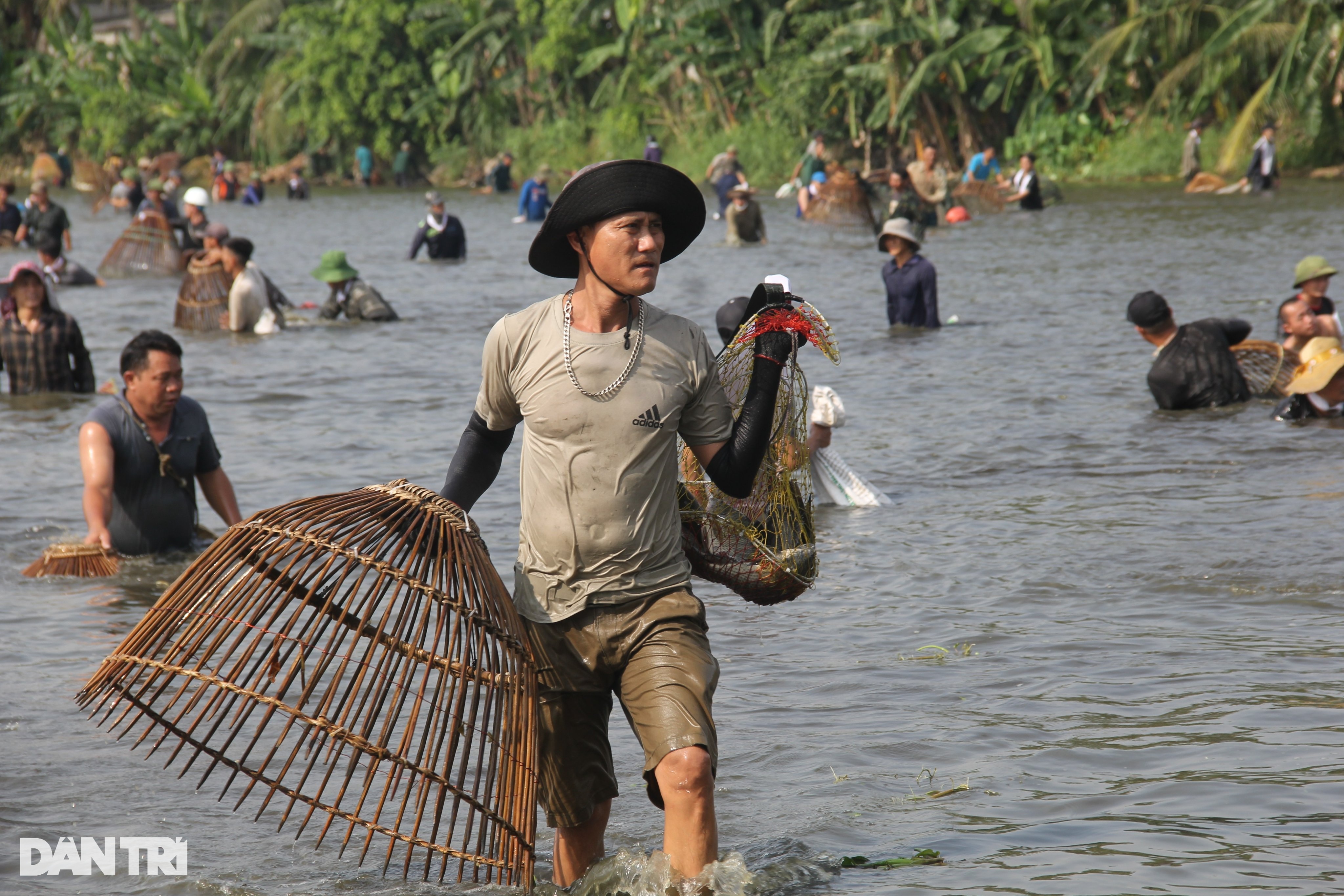 Sau hồi trống, nơm thủ đồng loạt lao xuống hồ bắt cá - 5