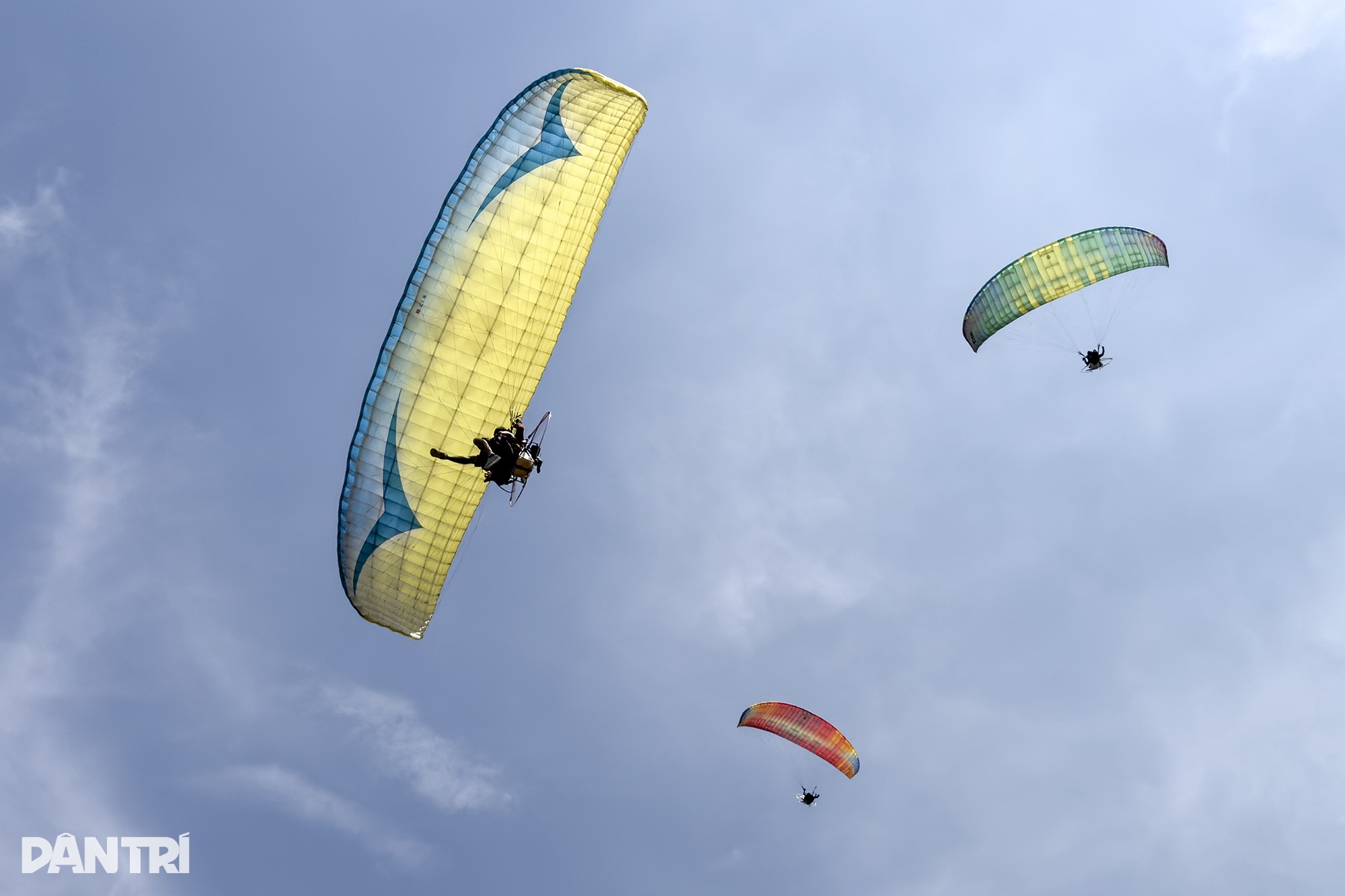 View - Dù lượn dùng động cơ 185 phân khối bay lượn, vần mây trên bầu trời hồ Tây | Báo Dân trí