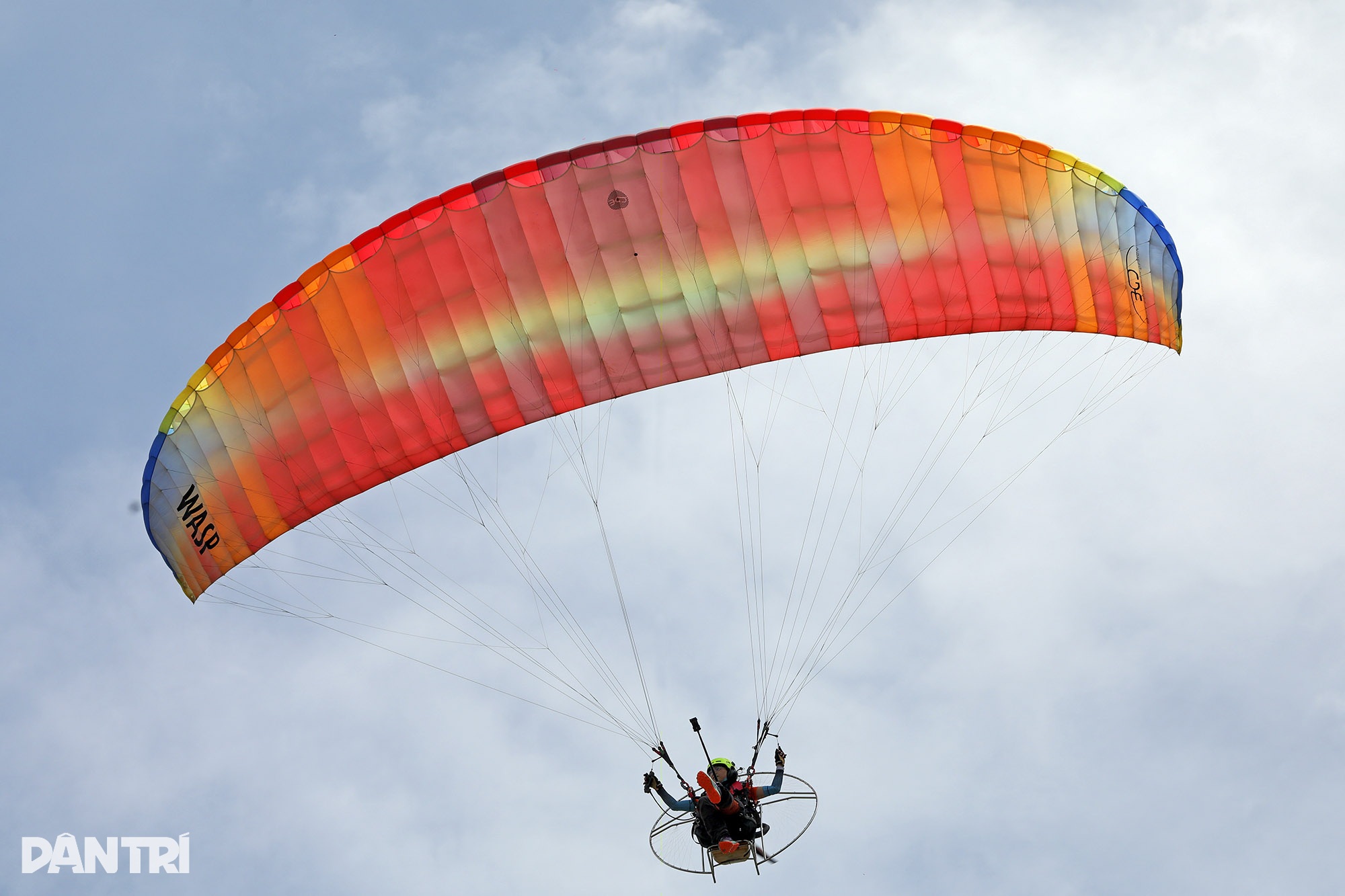 View - Dù lượn dùng động cơ 185 phân khối bay lượn, vần mây trên bầu trời hồ Tây | Báo Dân trí