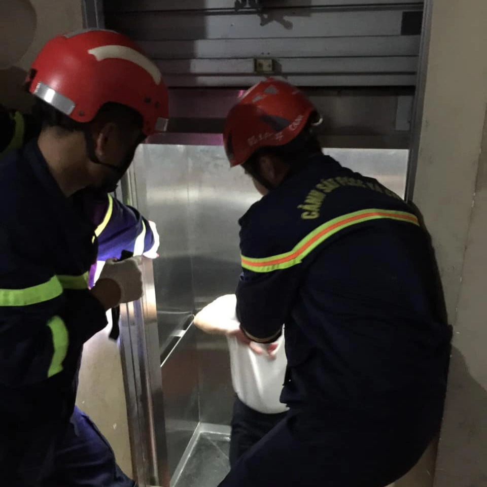 Cảnh sát dùng xà beng cạy thang máy giải cứu 2 người mắc kẹt - 2