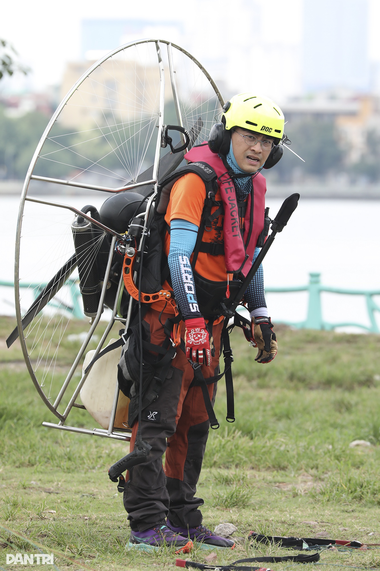 View - Dù lượn dùng động cơ 185 phân khối bay lượn, vần mây trên bầu trời hồ Tây | Báo Dân trí