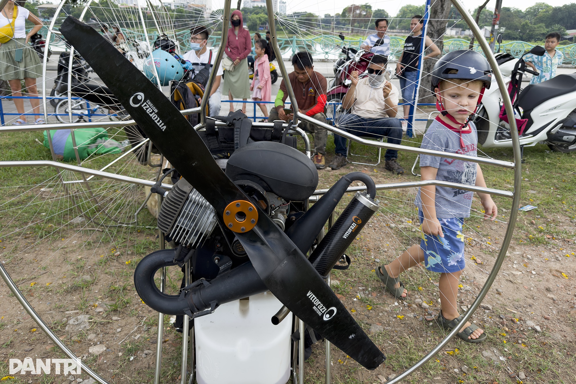 View - Dù lượn dùng động cơ 185 phân khối bay lượn, vần mây trên bầu trời hồ Tây | Báo Dân trí