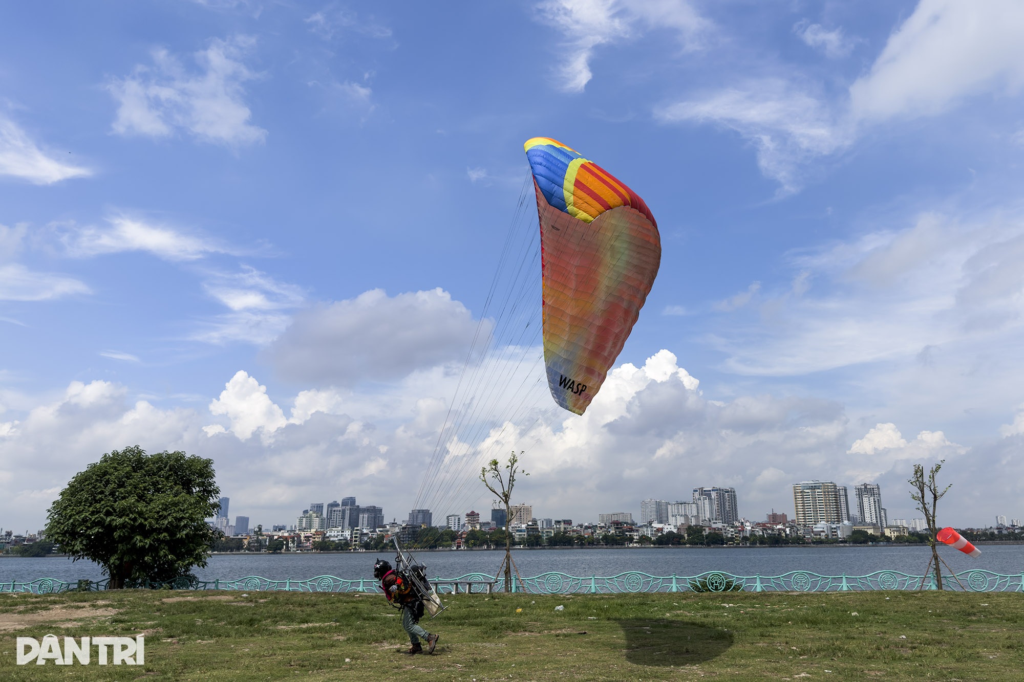 View - Dù lượn dùng động cơ 185 phân khối bay lượn, vần mây trên bầu trời hồ Tây | Báo Dân trí