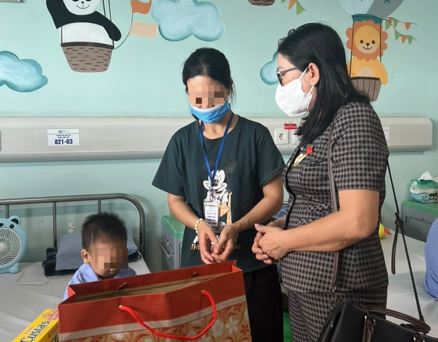 Bệnh viện Nhi Trung ương trao hơn 60.000 suất quà trong dịp Tết thiếu nhi - 3