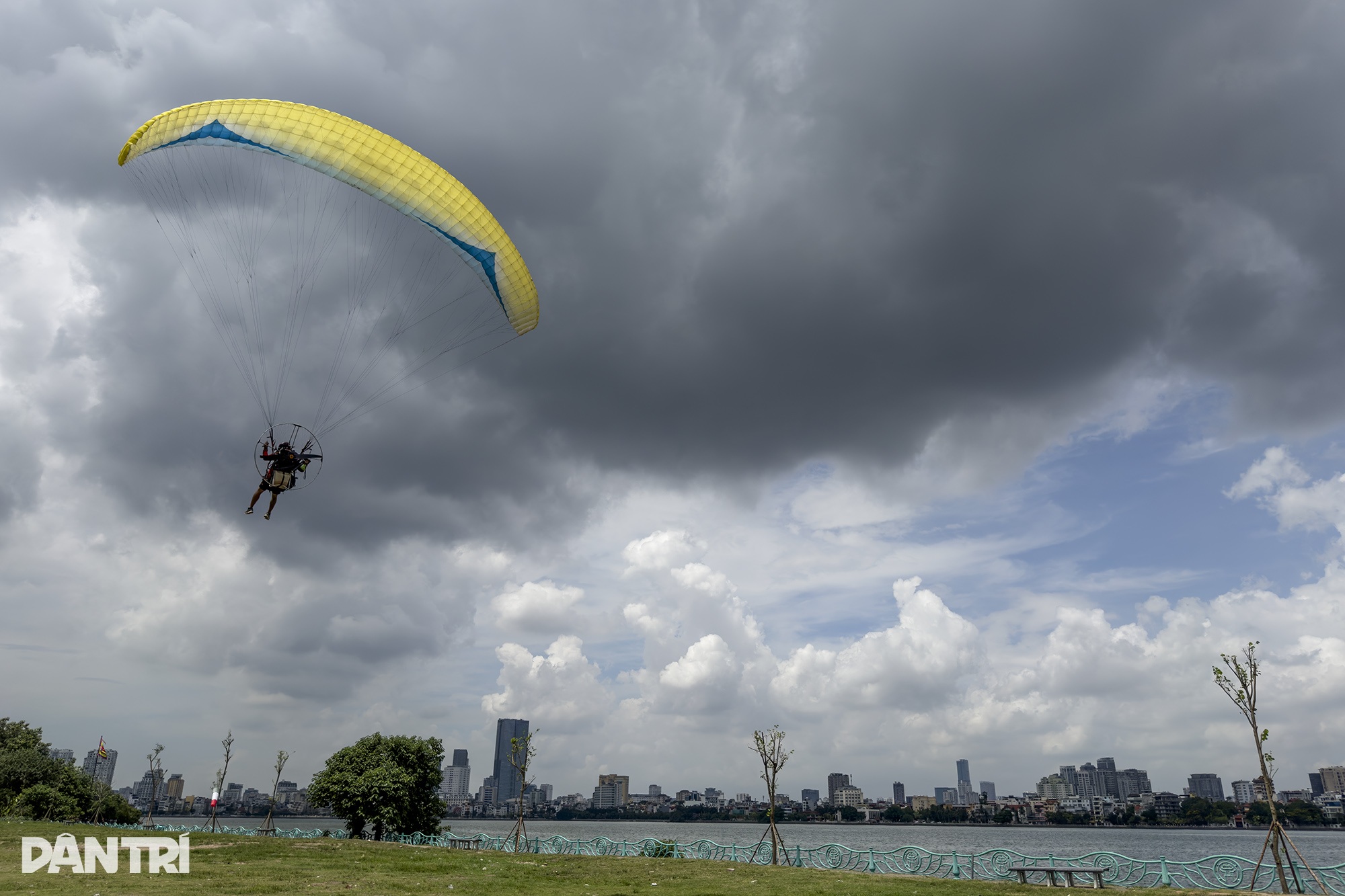View - Dù lượn dùng động cơ 185 phân khối bay lượn, vần mây trên bầu trời hồ Tây | Báo Dân trí