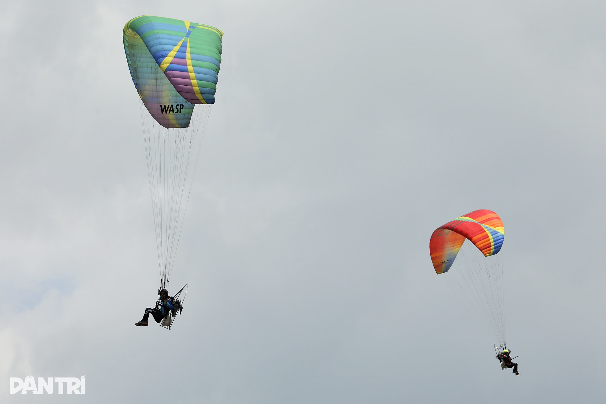 View - Dù lượn dùng động cơ 185 phân khối bay lượn, vần mây trên bầu trời hồ Tây | Báo Dân trí