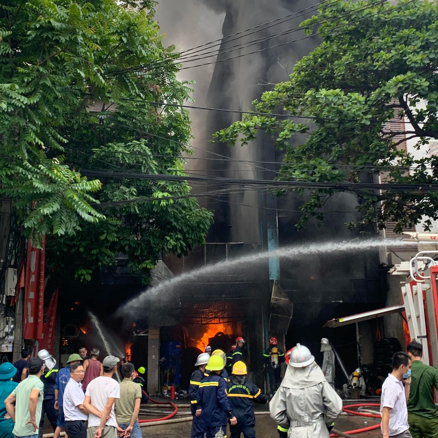 Cháy 3 ngôi nhà làm lốp xe ở Hà Nội - 2