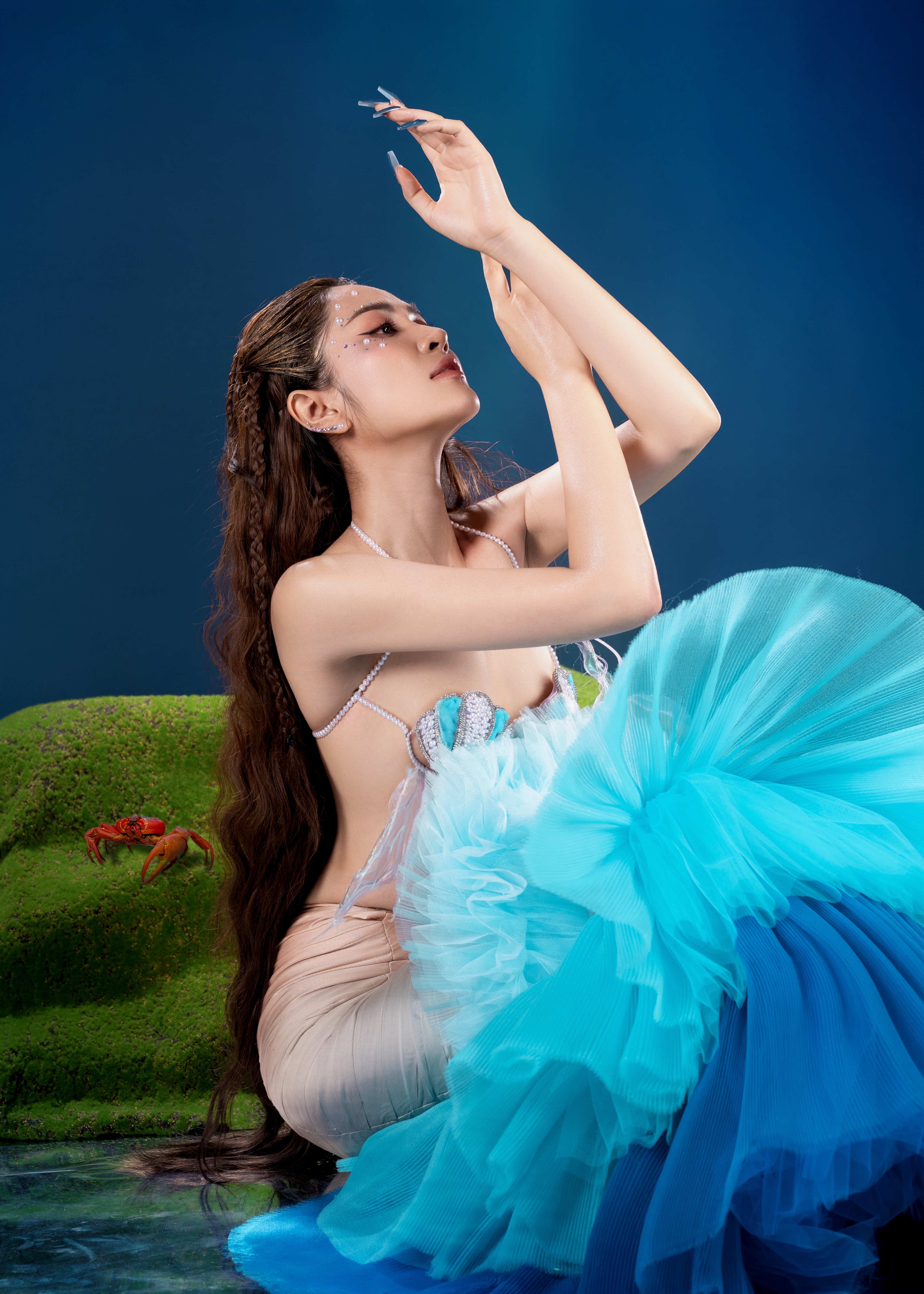 View - Ca sĩ Duyên Quỳnh hóa thân thành nàng tiên cá, khoe sắc vóc quyến rũ | Báo Dân trí