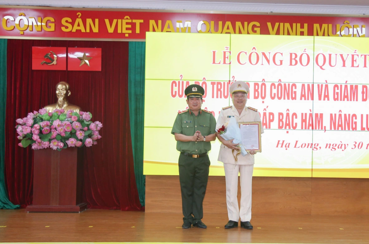 Thiếu tướng Đinh Văn Nơi trao quyết định thăng cấp bậc hàm cho cán bộ - 2