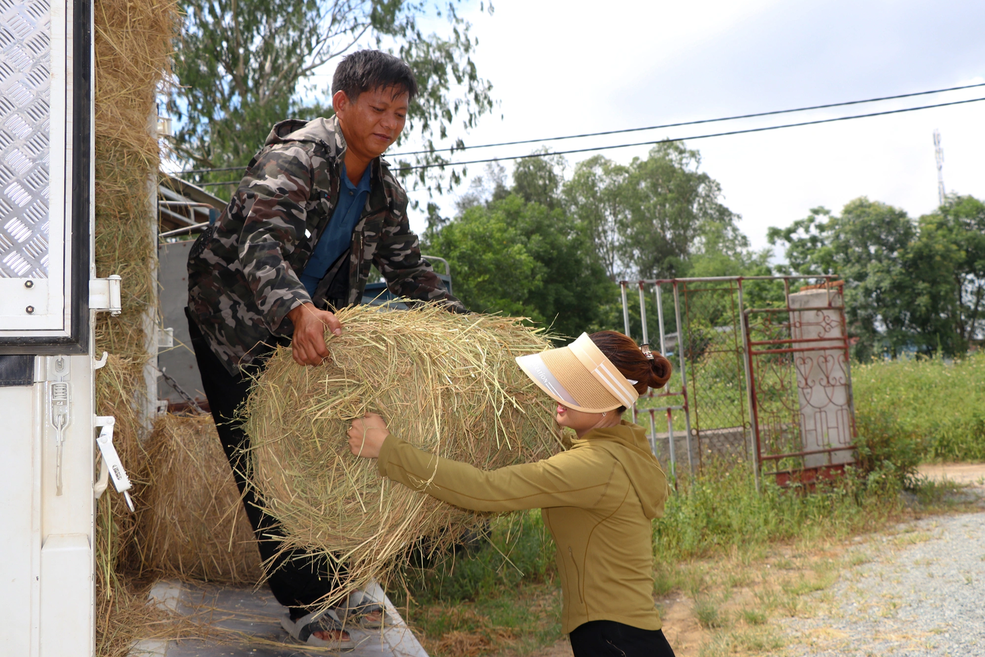 View - Vợ chồng 8X với chuyện "ôm rơm nặng... túi" | Báo Dân trí