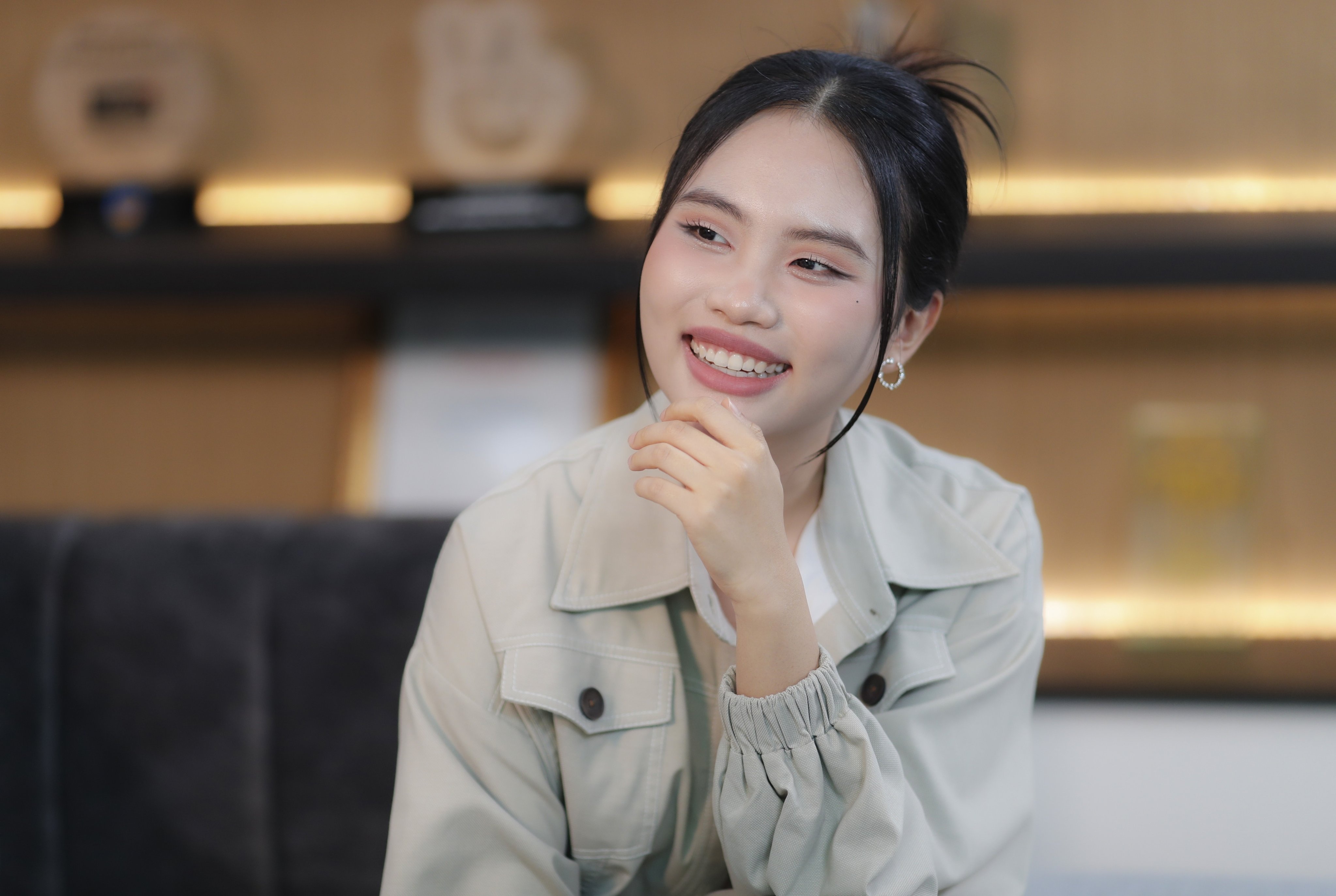 Phương Mỹ Chi tuổi 20: Tôi dành dụm lắm mới mua được một món đồ hiệu - 1