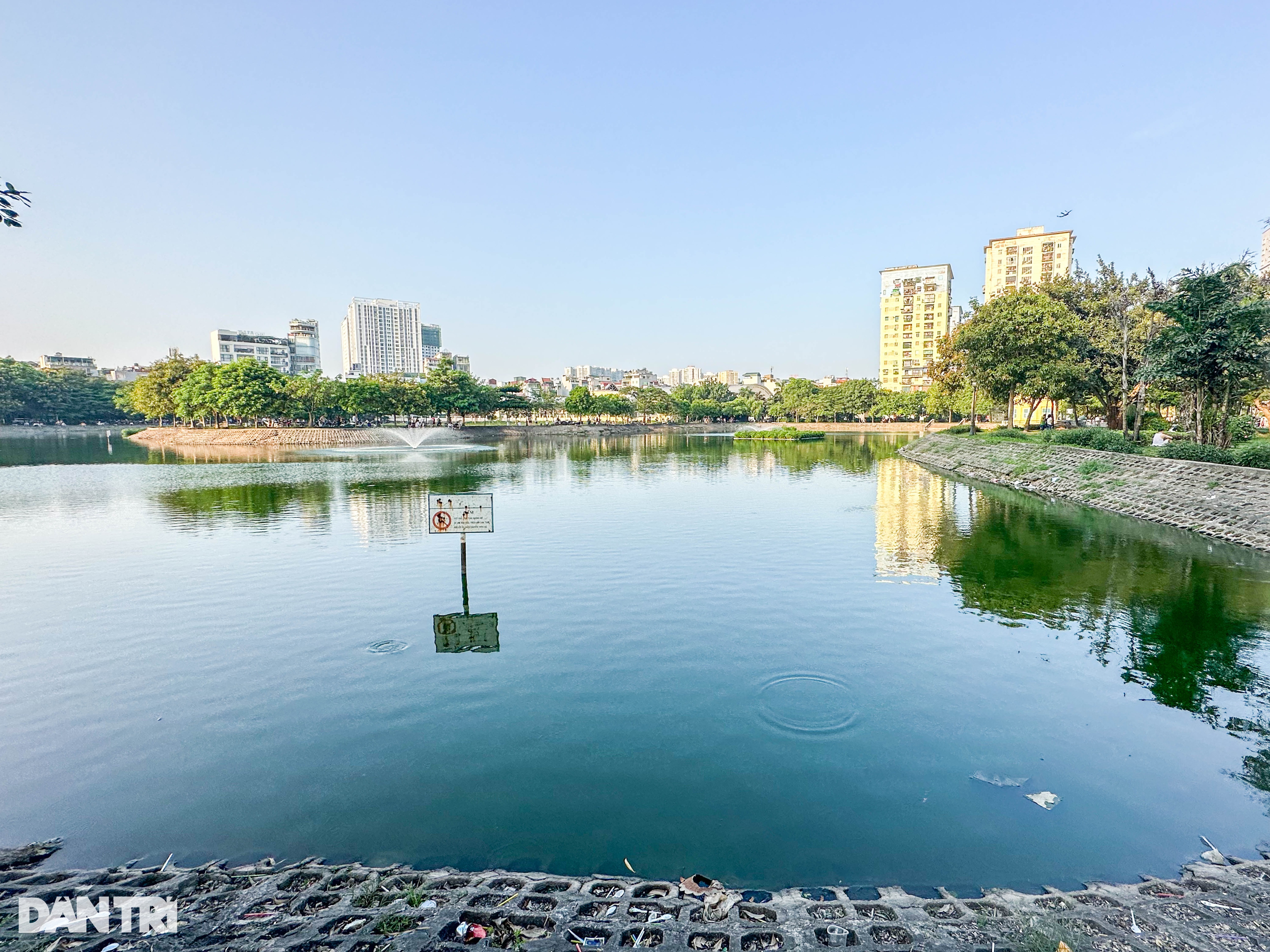 Chợ đồ cũ họp ngay trong công viên, tiểu thương cầm dao lao vào hỗn chiến - 2