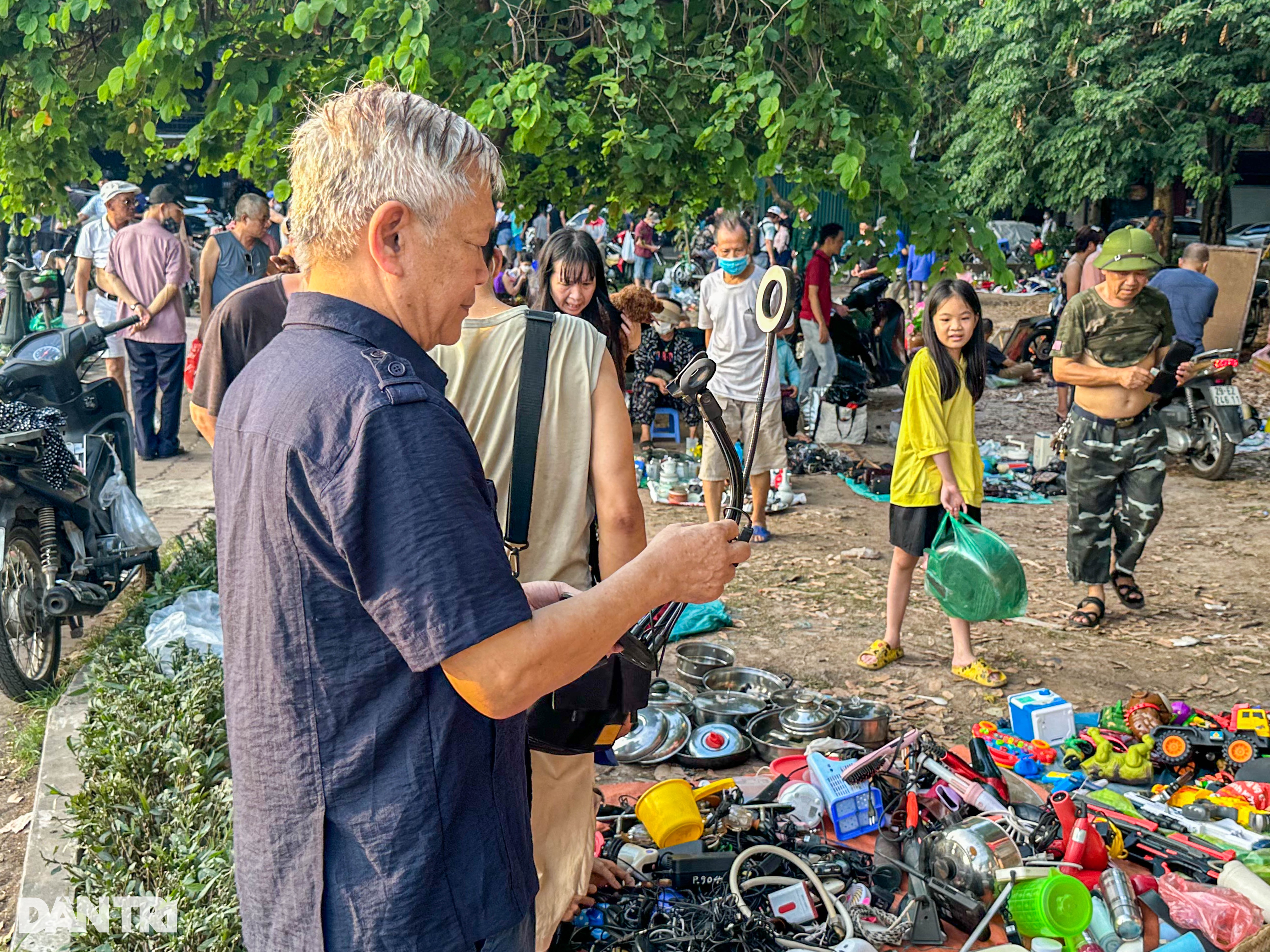 Chợ đồ cũ họp ngay trong công viên, tiểu thương cầm dao lao vào hỗn chiến - 8