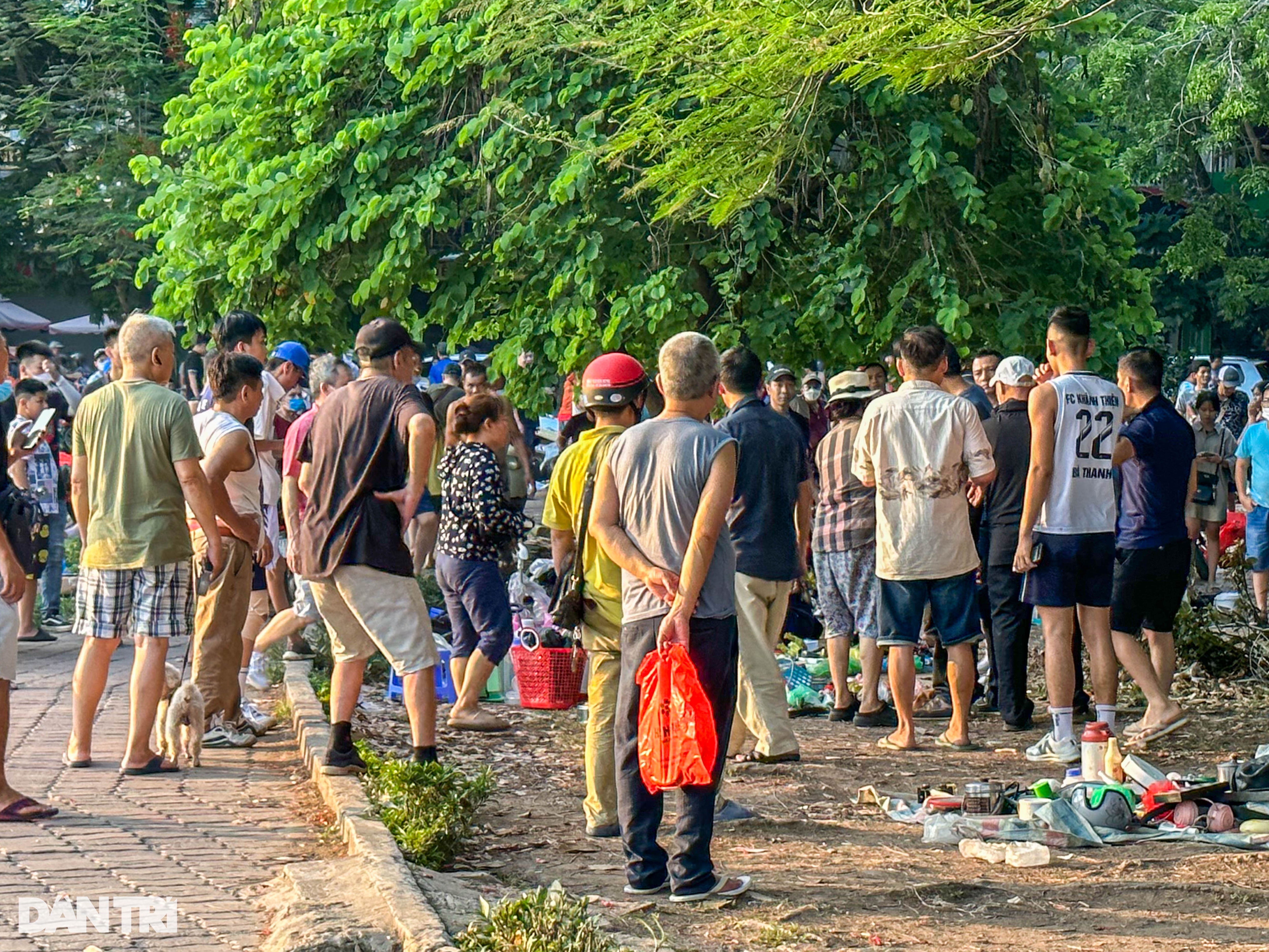 Chợ đồ cũ họp ngay trong công viên, tiểu thương cầm dao lao vào hỗn chiến - 10