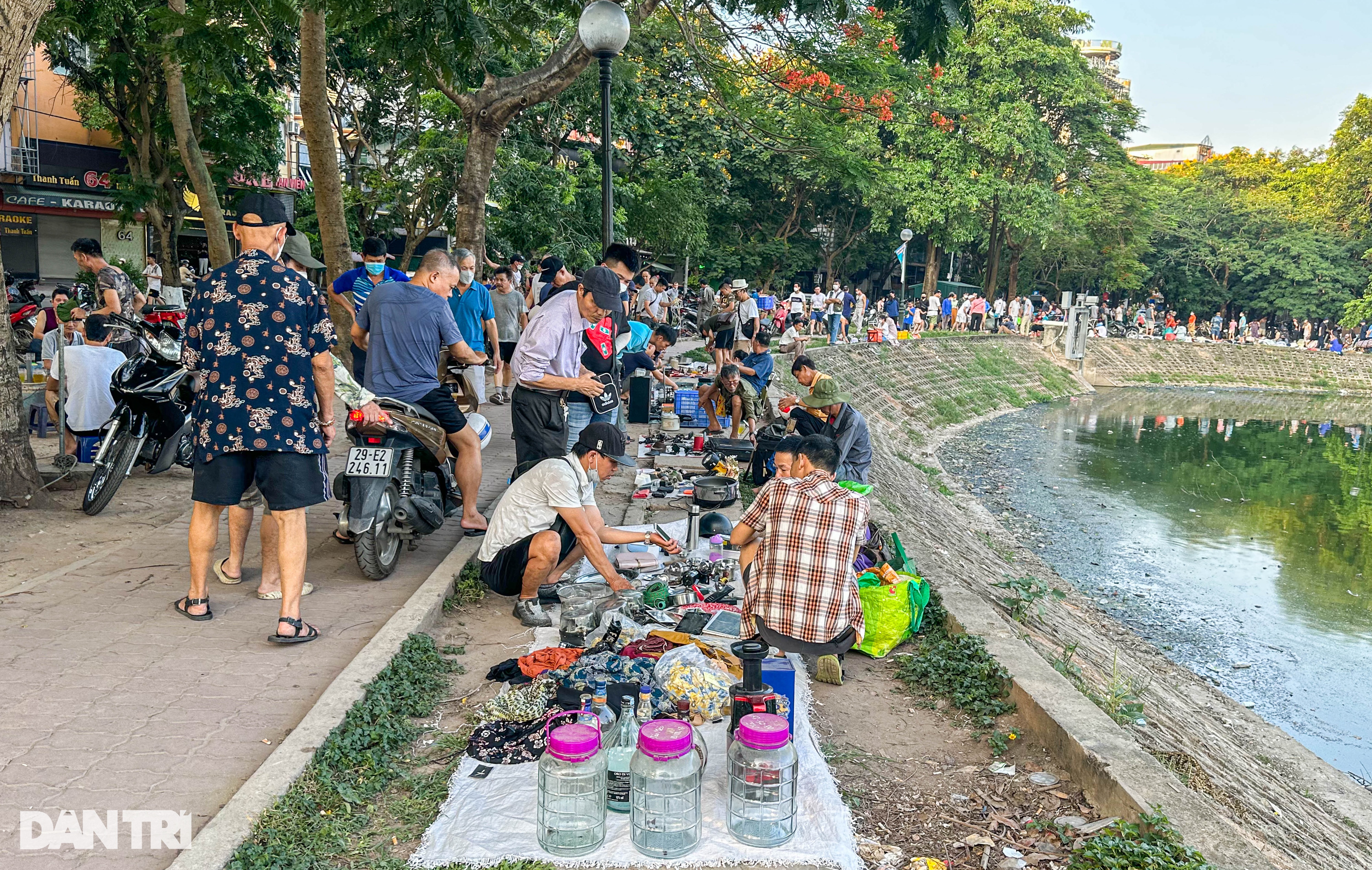 Chợ đồ cũ họp ngay trong công viên, tiểu thương cầm dao lao vào hỗn chiến - 5