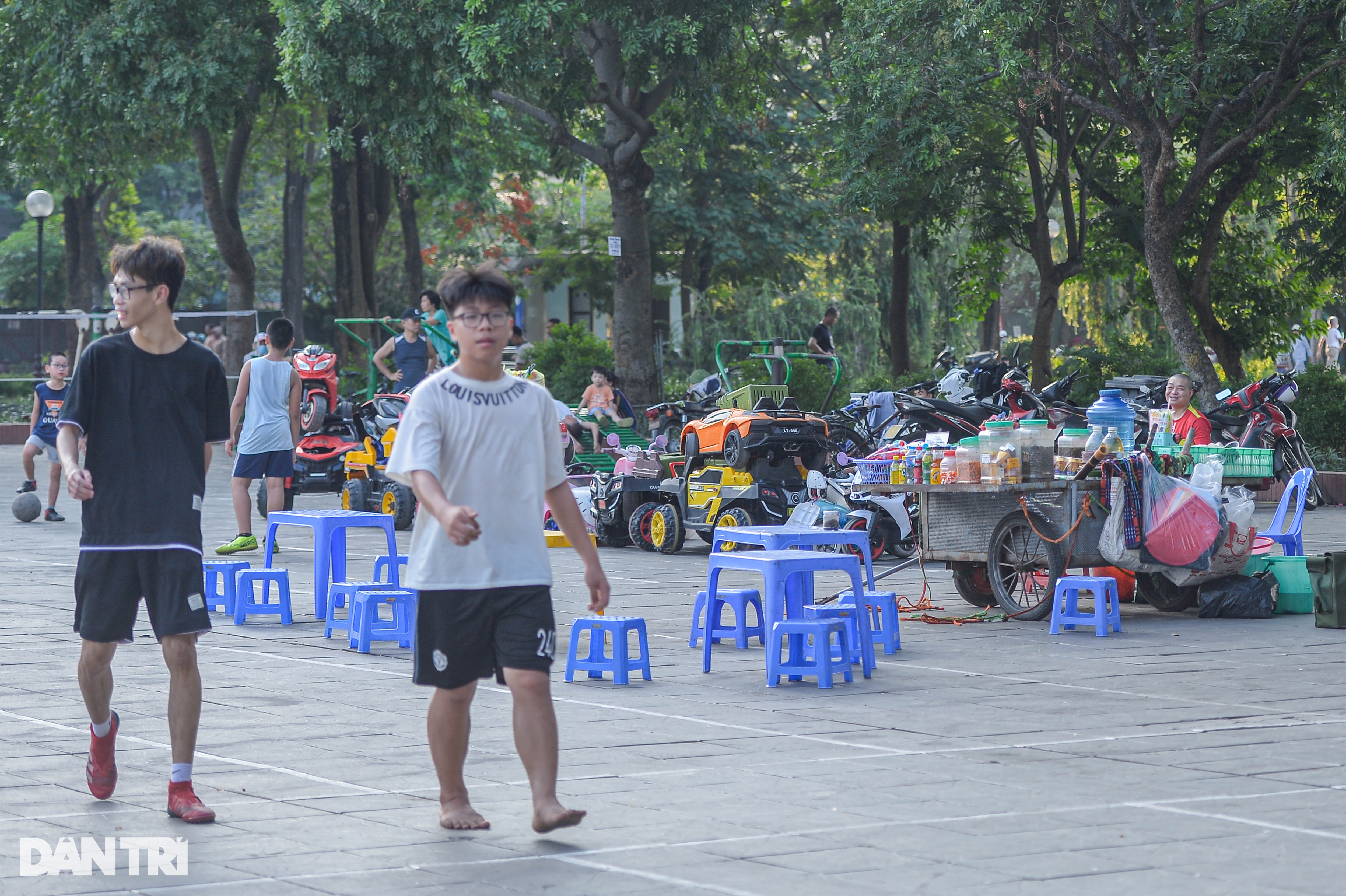 Chợ đồ cũ họp ngay trong công viên, tiểu thương cầm dao lao vào hỗn chiến - 3