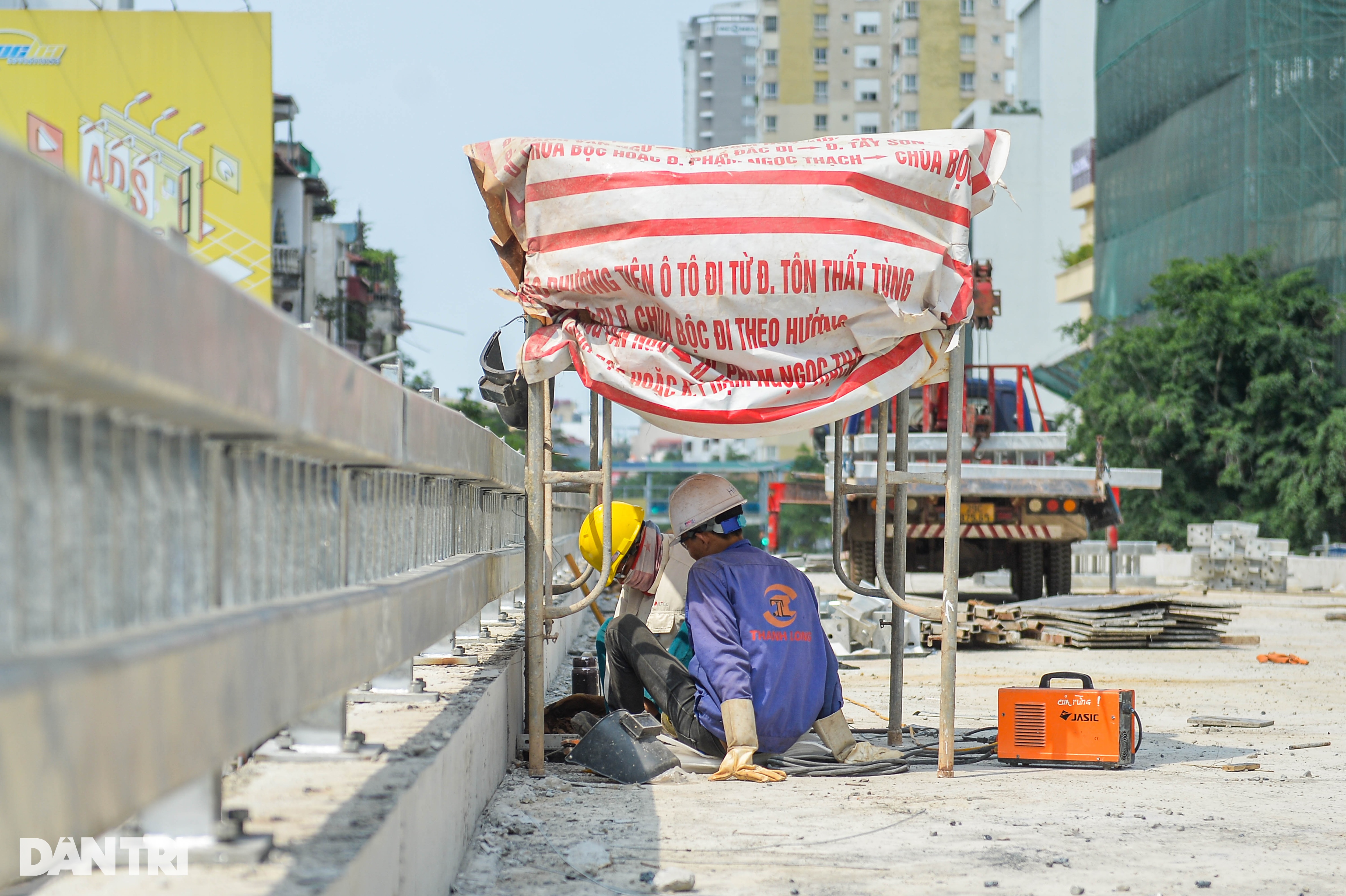 Hà Nội: Công nhân chống chọi nắng nóng, gấp rút hoàn thiện cầu vượt chữ C - 4