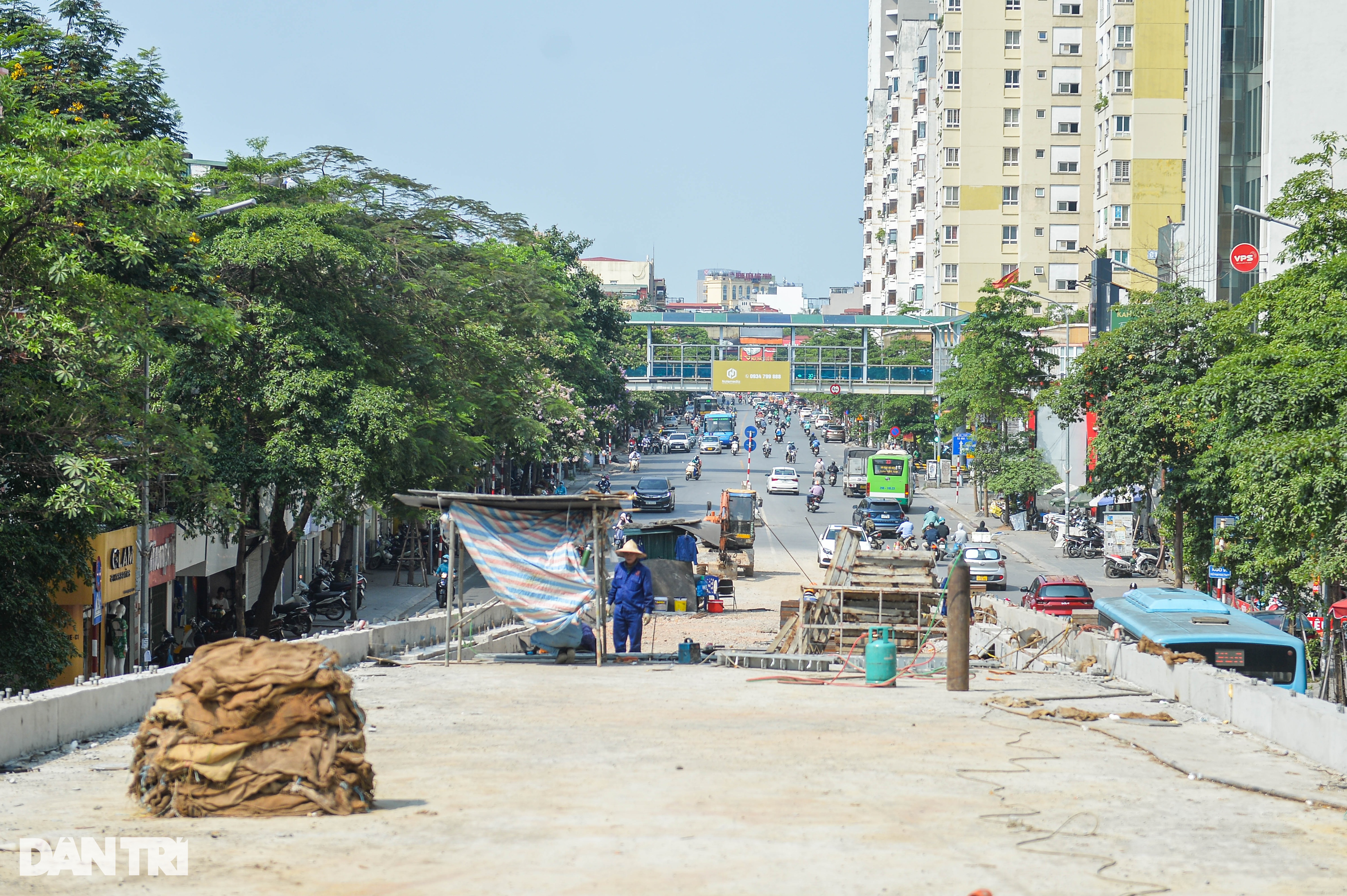 Hà Nội: Công nhân chống chọi nắng nóng, gấp rút hoàn thiện cầu vượt chữ C - 1