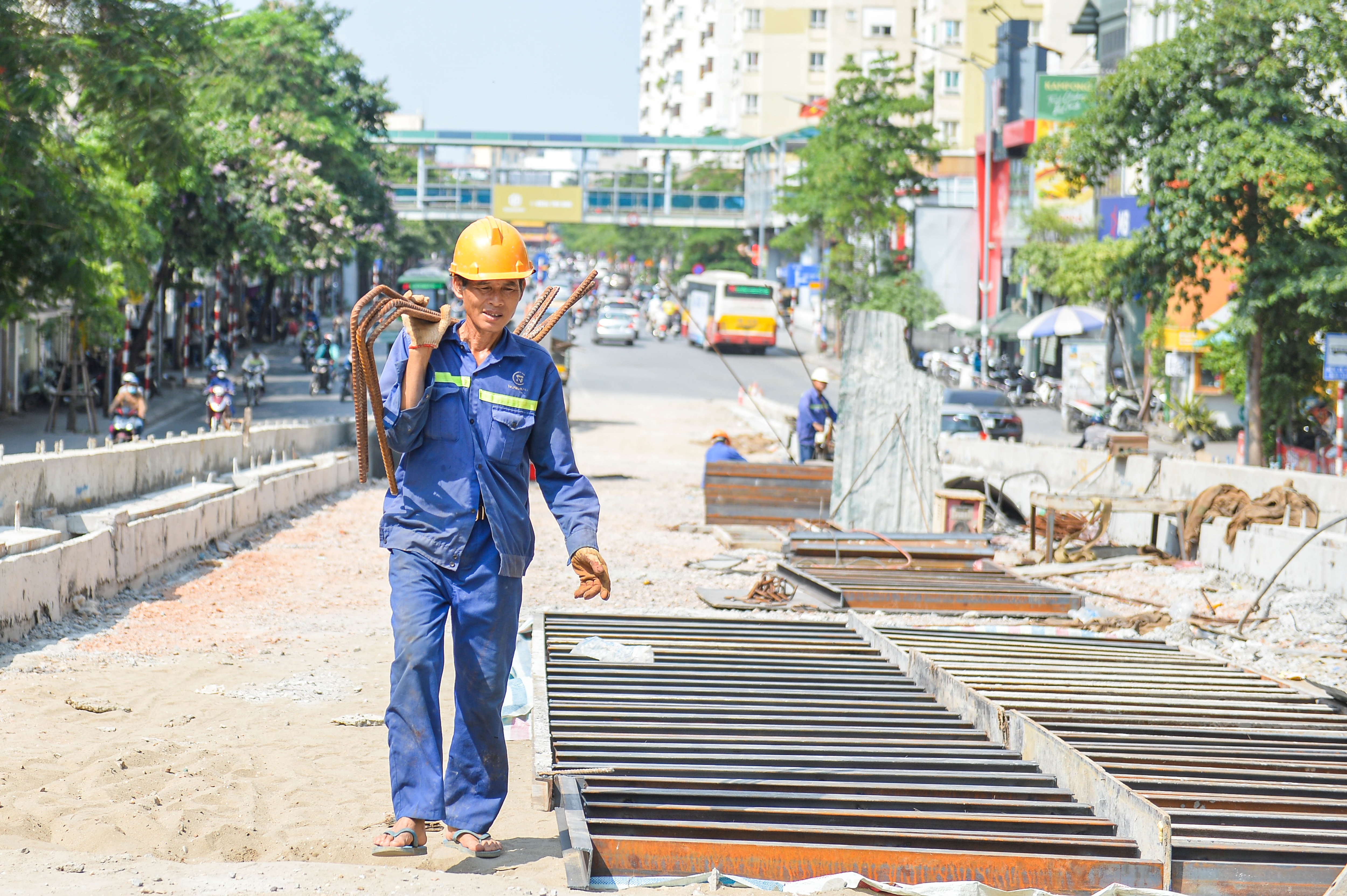 Hà Nội: Công nhân chống chọi nắng nóng, gấp rút hoàn thiện cầu vượt chữ C - 6