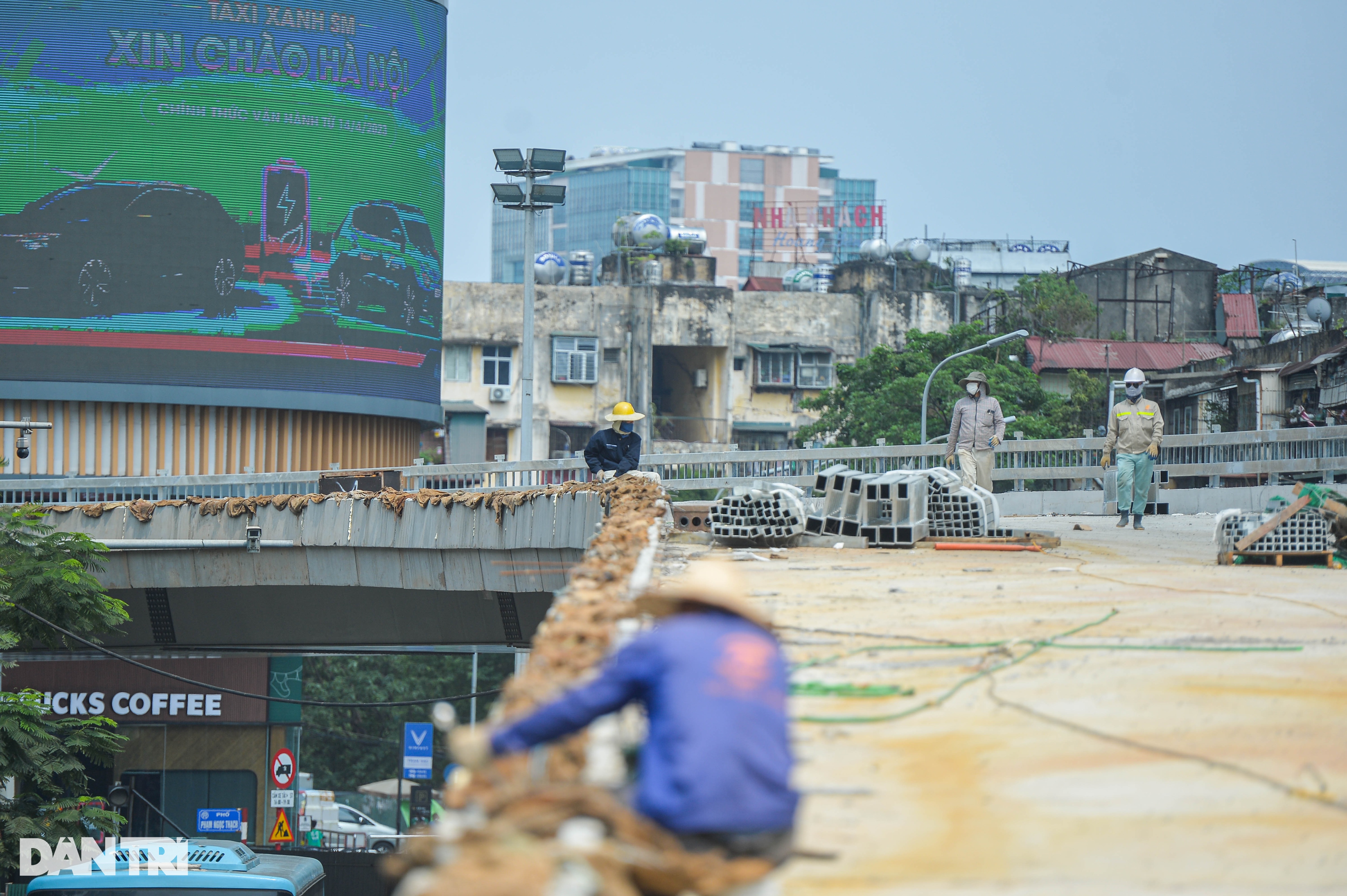 Hà Nội: Công nhân chống chọi nắng nóng, gấp rút hoàn thiện cầu vượt chữ C - 3