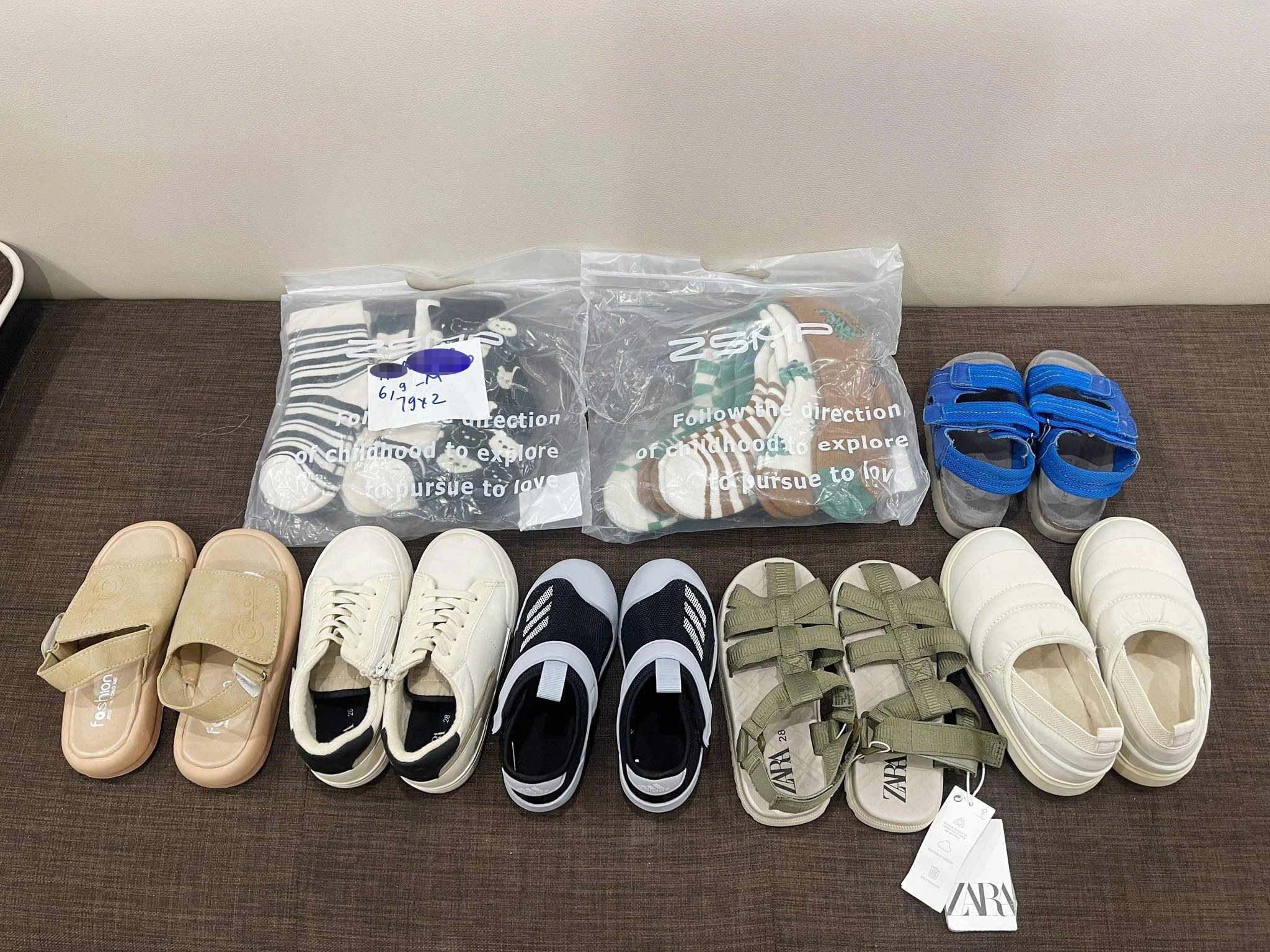 Nhiều bà mẹ trẻ có thói quen mua sắm cho các con một cách quá đà (Ảnh: Hồng Anh).