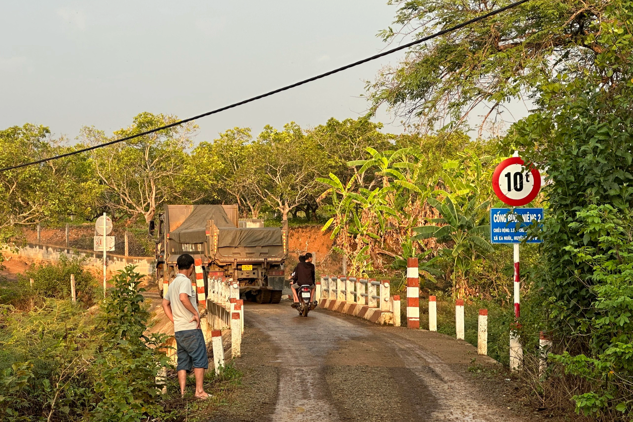 Huyện phản hồi vụ xã  cho xe quá tải qua cầu dân sinh ở Đắk Lắk - 1