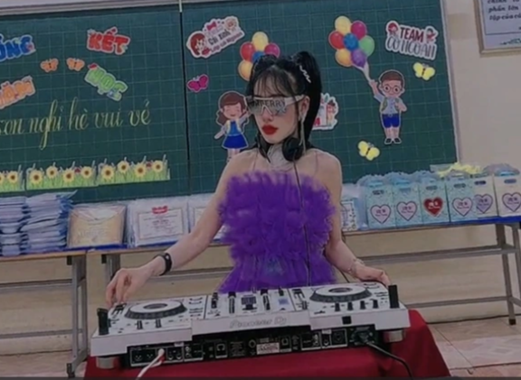 Phụ huynh xinh đẹp mang bàn DJ đến lớp khuấy động buổi liên hoan cuối năm - 3