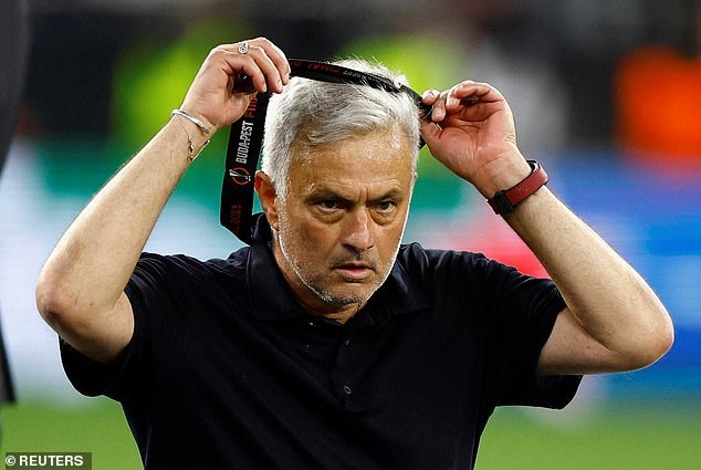 Nổi cơn thịnh nộ sau thất bại đau đớn, HLV Mourinho sẽ ra đi? - 2
