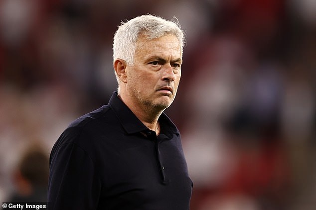 Nổi cơn thịnh nộ sau thất bại đau đớn, HLV Mourinho sẽ ra đi? - 1