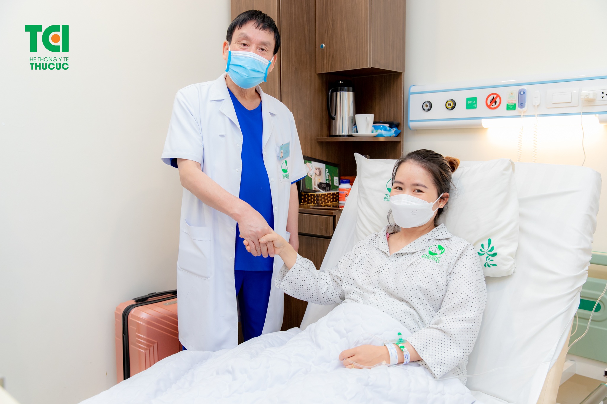 Sản phụ mắc nhau tiền đạo trung tâm kèm nhau cài răng lược đón bé thành công - 4