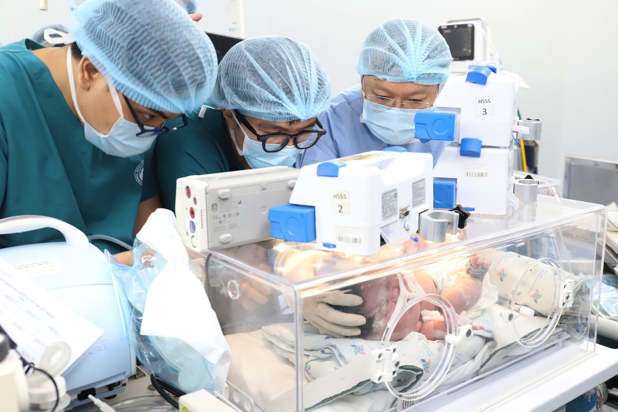 Bé trai bị khối u làm biến dạng mặt, chèn ép đường thở từ trong bụng mẹ - 2