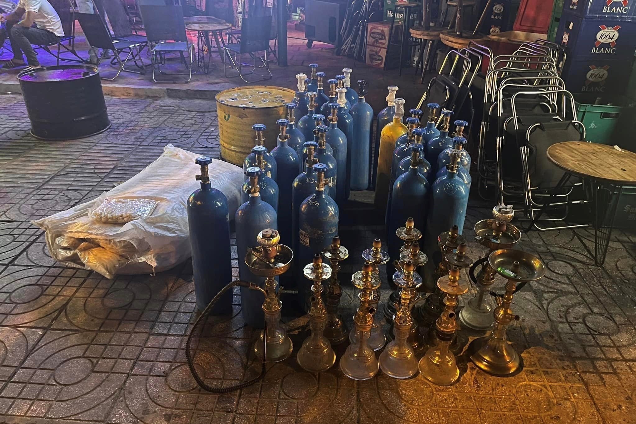 Công an TPHCM thu giữ hàng chục bình khí cười, shisha gây ảo giác - 2