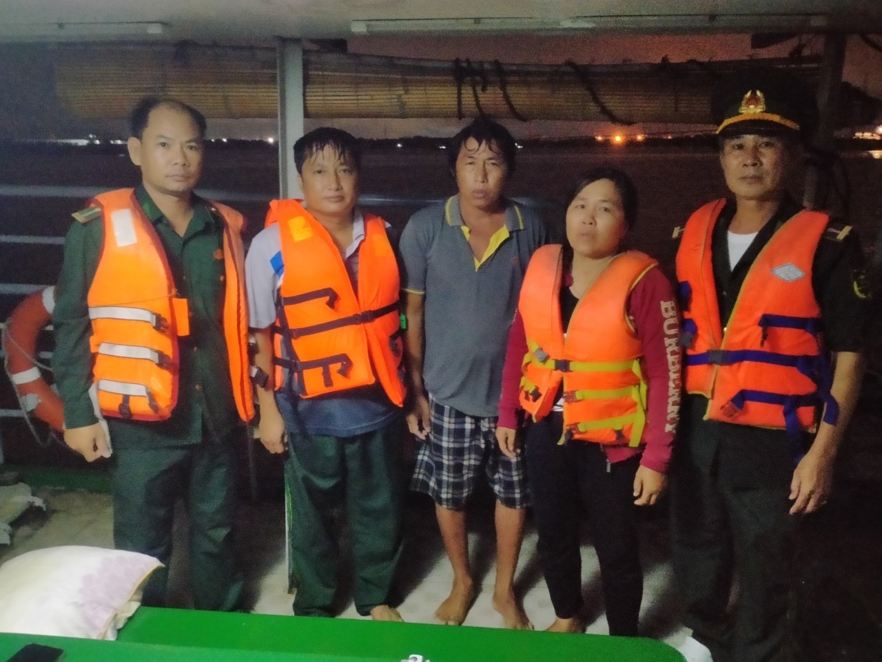 Giải cứu 2 người dân bị chìm xà lan do dông lốc ở TPHCM - 1