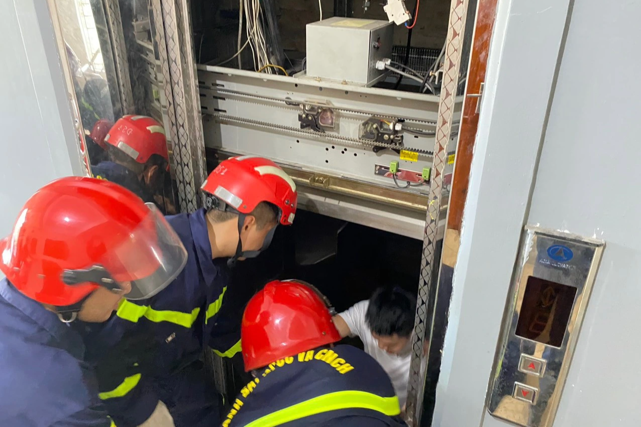 2 vụ mắc kẹt trong thang máy giữa trưa do sự cố về điện - 1